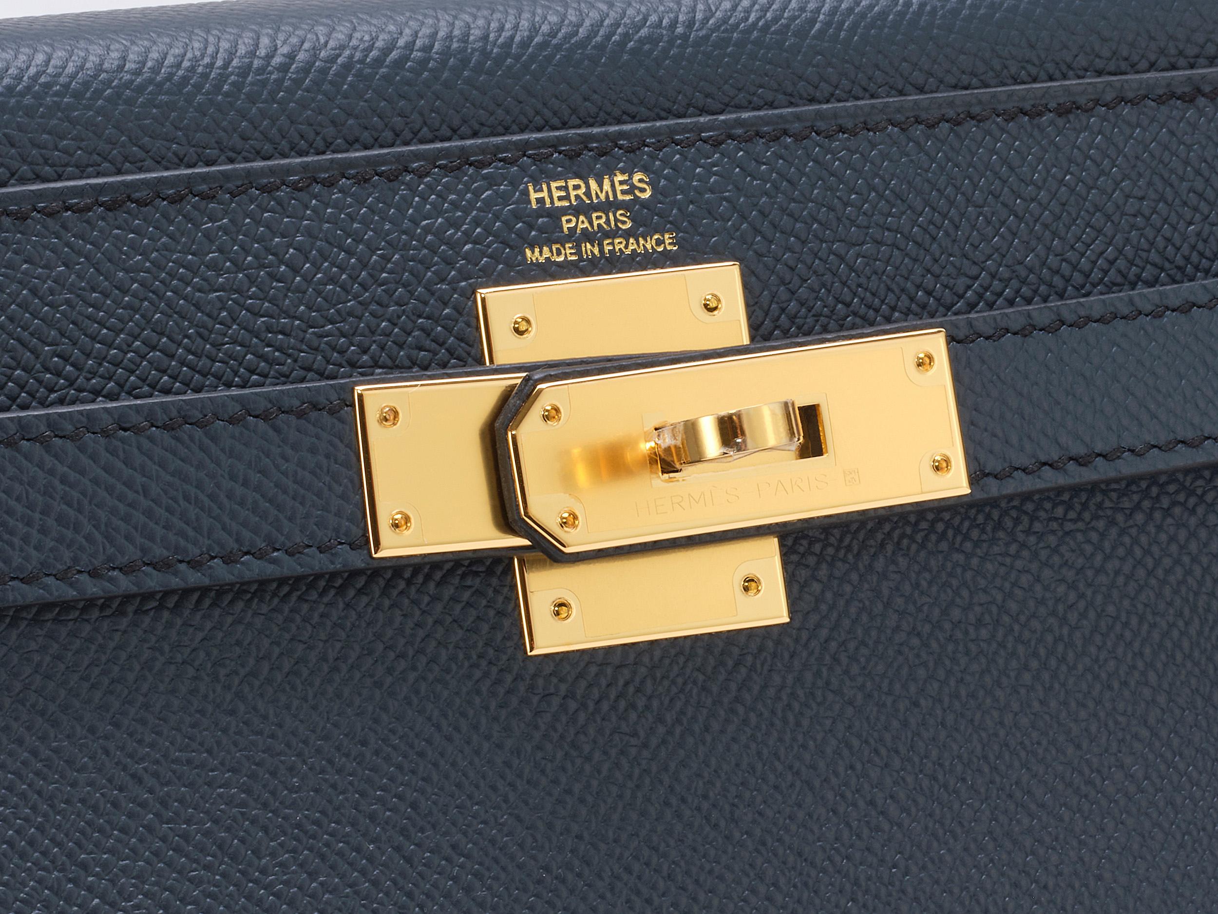 Hermès Kelly Sellier 28 Azul Añil Epsom Herrajes Dorados en Nuevo estado para la venta en Berlin, DE