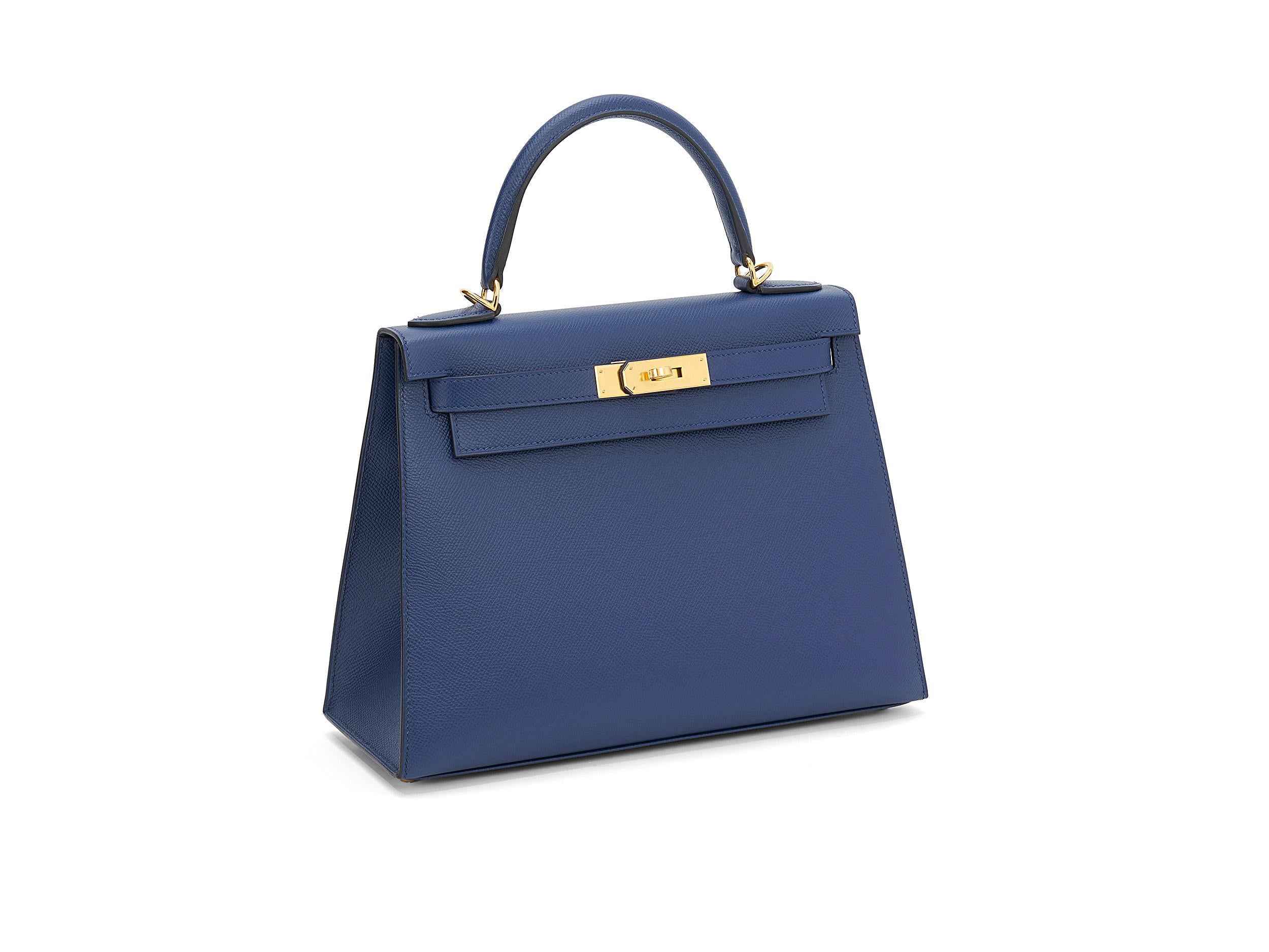 Hermès Kelly Sellier 28 in pelle bleu saphire e epsom con finiture dorate. La borsa non è stata indossata e viene fornita come set completo, compreso lo scontrino originale. 

Timbro Z (2021) 

