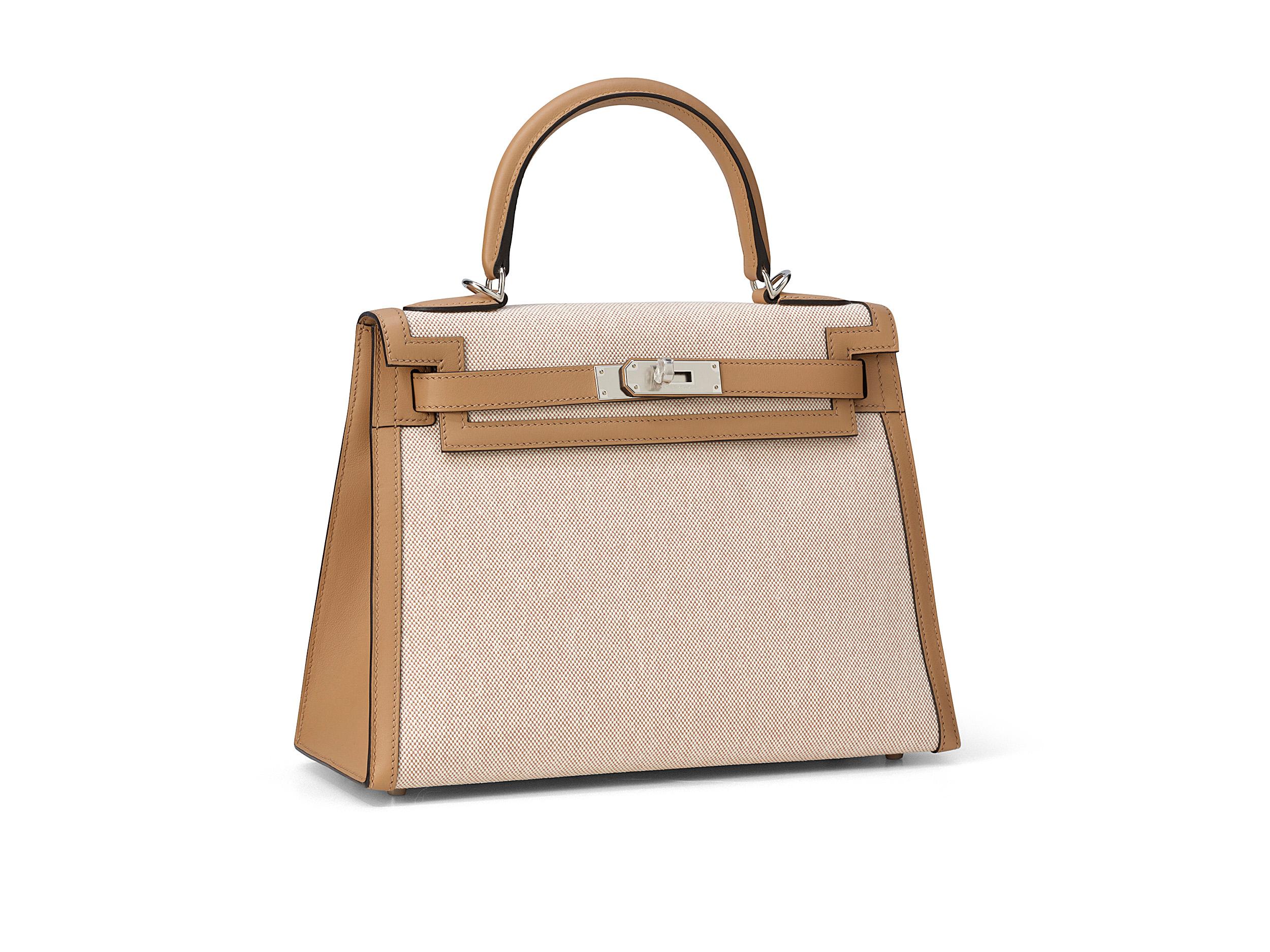 Hermès Kelly Sellier 28 in ecru-beige/chai und toile/swift Leder mit Palladiumbeschlägen. Die Tasche ist ungetragen und wird als komplettes Set inklusive der Originalquittung geliefert. 

Stempel Z (2021) 

