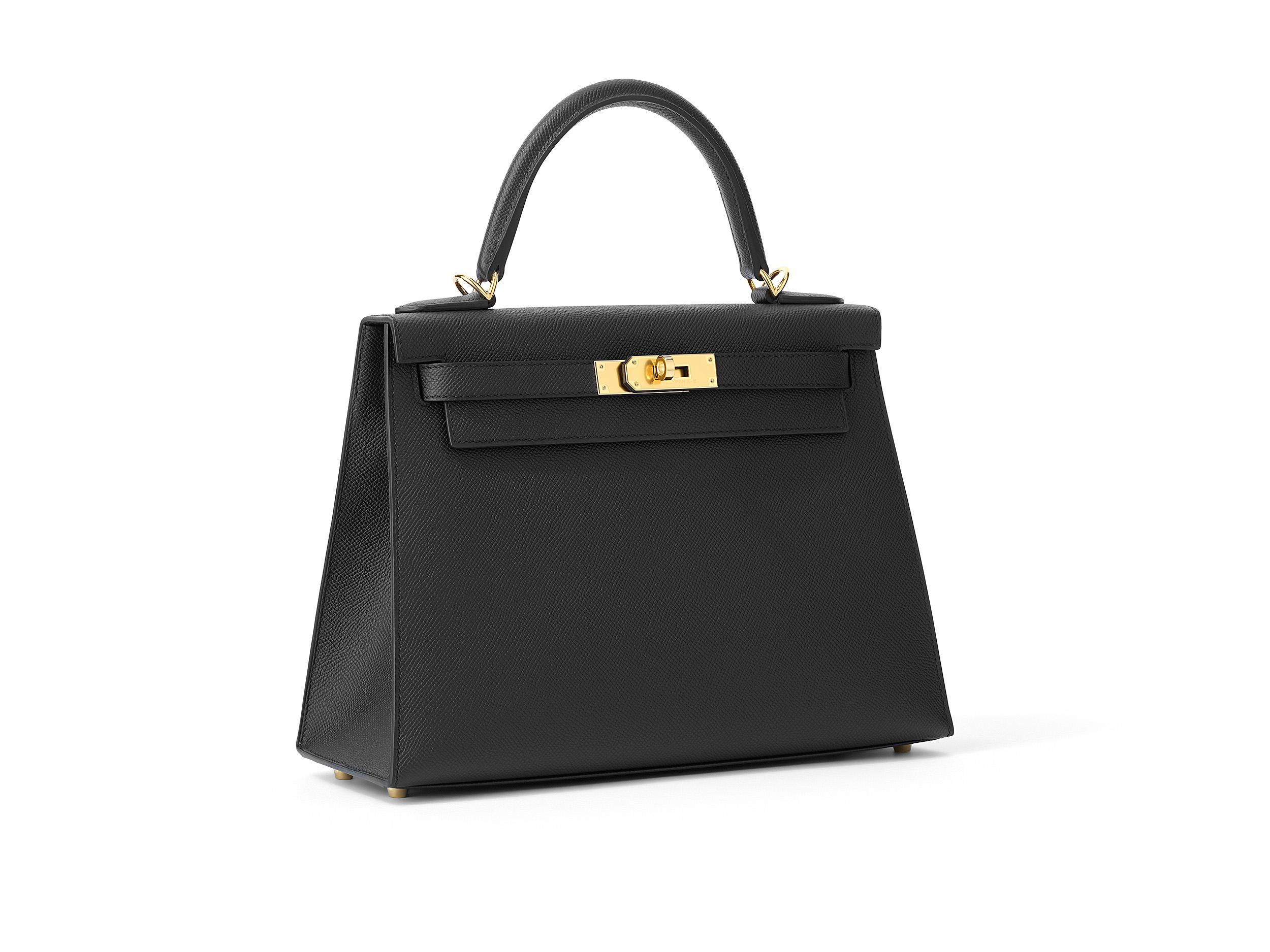Hermès Kelly Sellier 28 en piel noir y epsom con herrajes dorados. La bolsa no se ha usado y se entrega completa, incluido el recibo original. 

Sello U (2022) 

