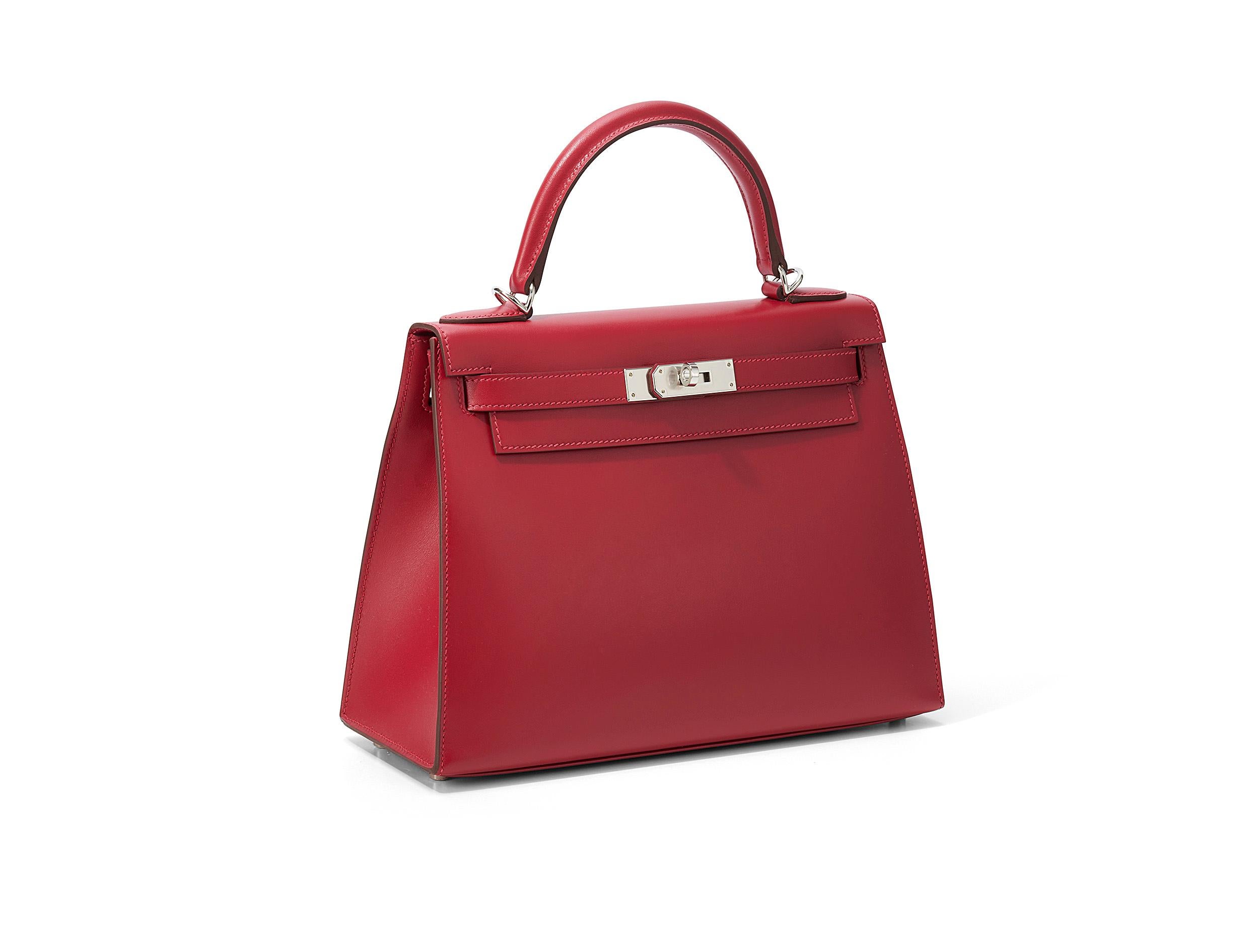 Hermès Kelly Sellier 28 aus rotem Vif-Leder und Tadelakt-Leder mit Palladiumbeschlägen. Die Tasche ist ungetragen, hat aber ein leichtes Zeichen auf der Rückseite von der Lagerung. Kommt als kompletter Satz mit der Originalquittung. 

Stempel Y