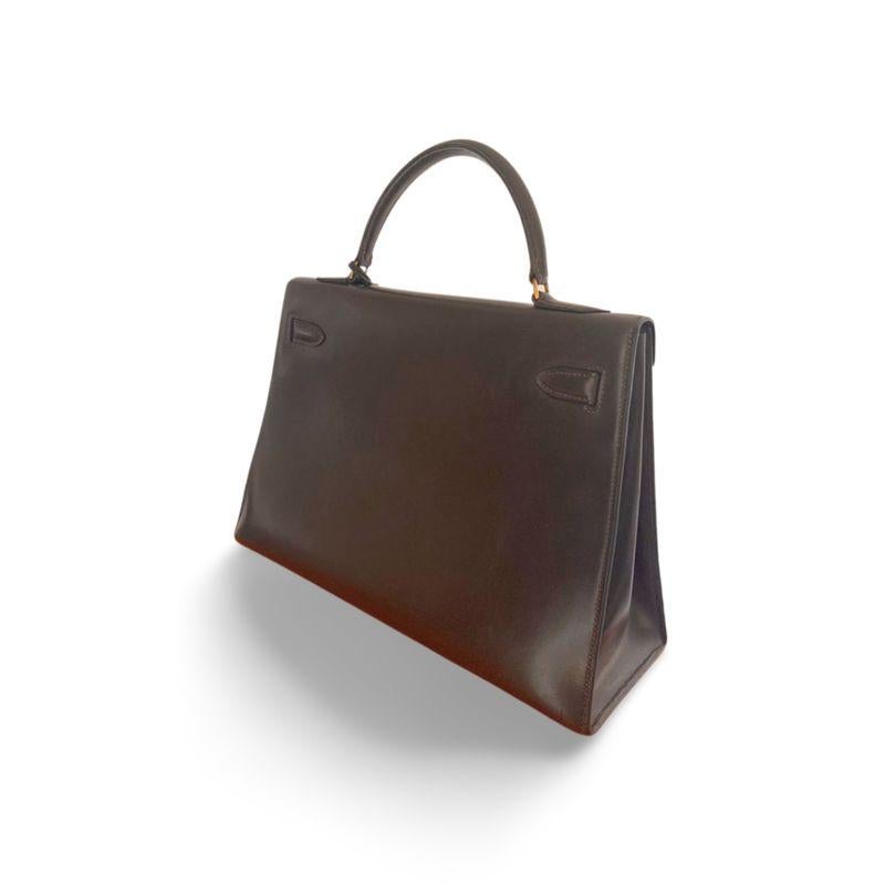 This Kelly Sellier 32 bag is a true vintage treasure from the luxury House of Hermès. Crafted in dark brown Box leather, it features an iconic structured silhouette that has made this model a timeless classic.

The Kelly Sellier 32 is named after