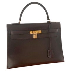 Hermès Kelly Sellier 32 Tasche, gefertigt aus dunkelbraunem Box-Leder