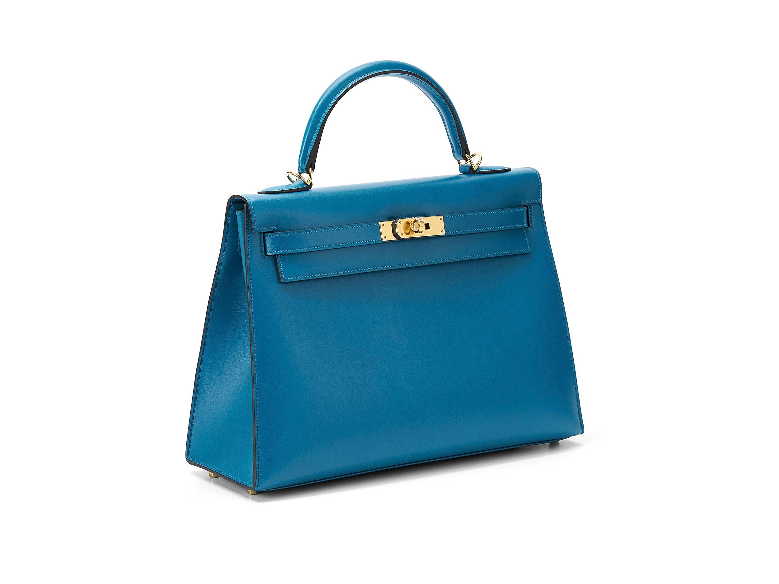 Hermès Kelly Sellier 32 en cuir bleu izmir et tadelakt, orné de ferrures dorées. Le sac n'est pas porté avec de petites marques dues au cuir délicat (comme vous pouvez le voir sur les photos). Livré en kit complet avec le ticket de caisse d'origine.