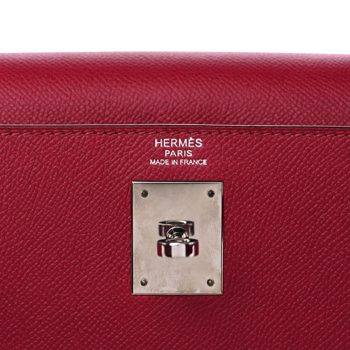 Se trata de un auténtico HERMES Epsom Kelly Sellier 32 en Rubis. Este impresionante bolso clásico de Hermes está bellamente elaborado en piel de becerro Epsom estampada en rojo oscuro. Un asa superior de piel enrollada se sujeta con herrajes