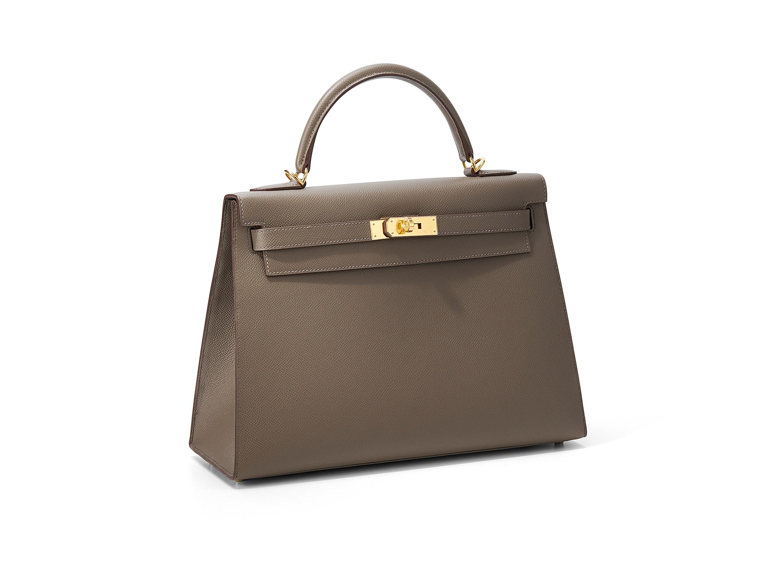 Hermès Kelly Sellier 32 en gris etain et cuir d'epsom avec quincaillerie dorée. Le sac n'a pas été porté et est livré dans son intégralité, avec le reçu original.

Timbre Y (2020) 

