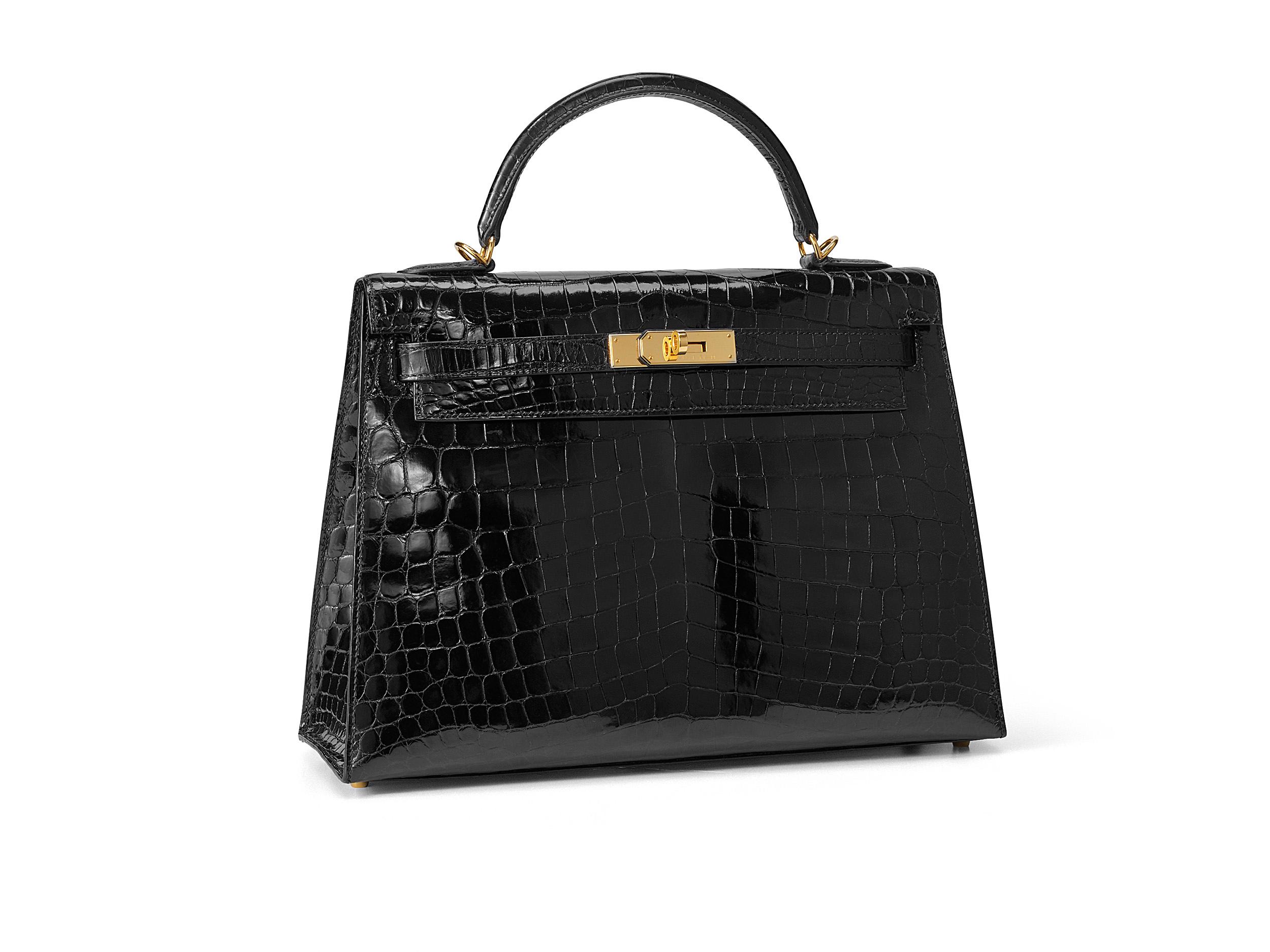 Hermès Kelly Sellier 32 in noir and niloticus crocodile leather with gold hardware. The bag has been worn but still in very good condition: small scratches on the hardware, small spots on front and back of the bag and small marks inside the bag.