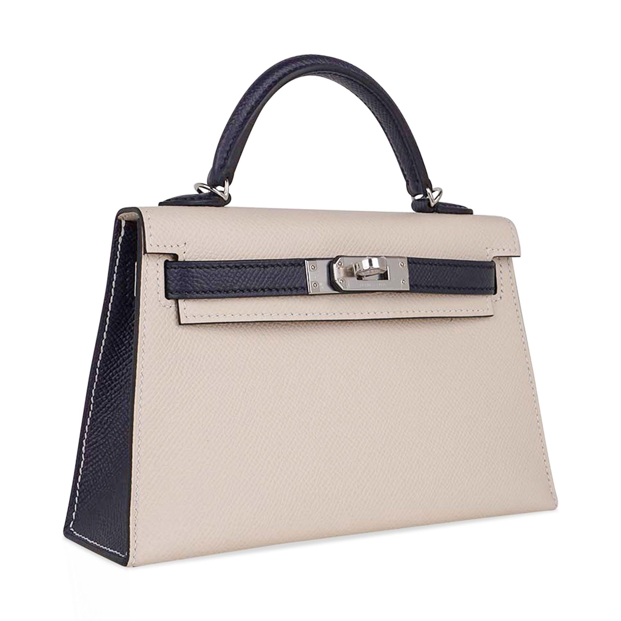 Mightychic offers an Hermes Kelly HSS 20 Mini Sellier bag featured in coveted Craie and Blue Indigo.
A beautiful classic combination.
Epsom leather accentuated with Palladium hardware.
Comes with signature Hermes box, shoulder strap, and