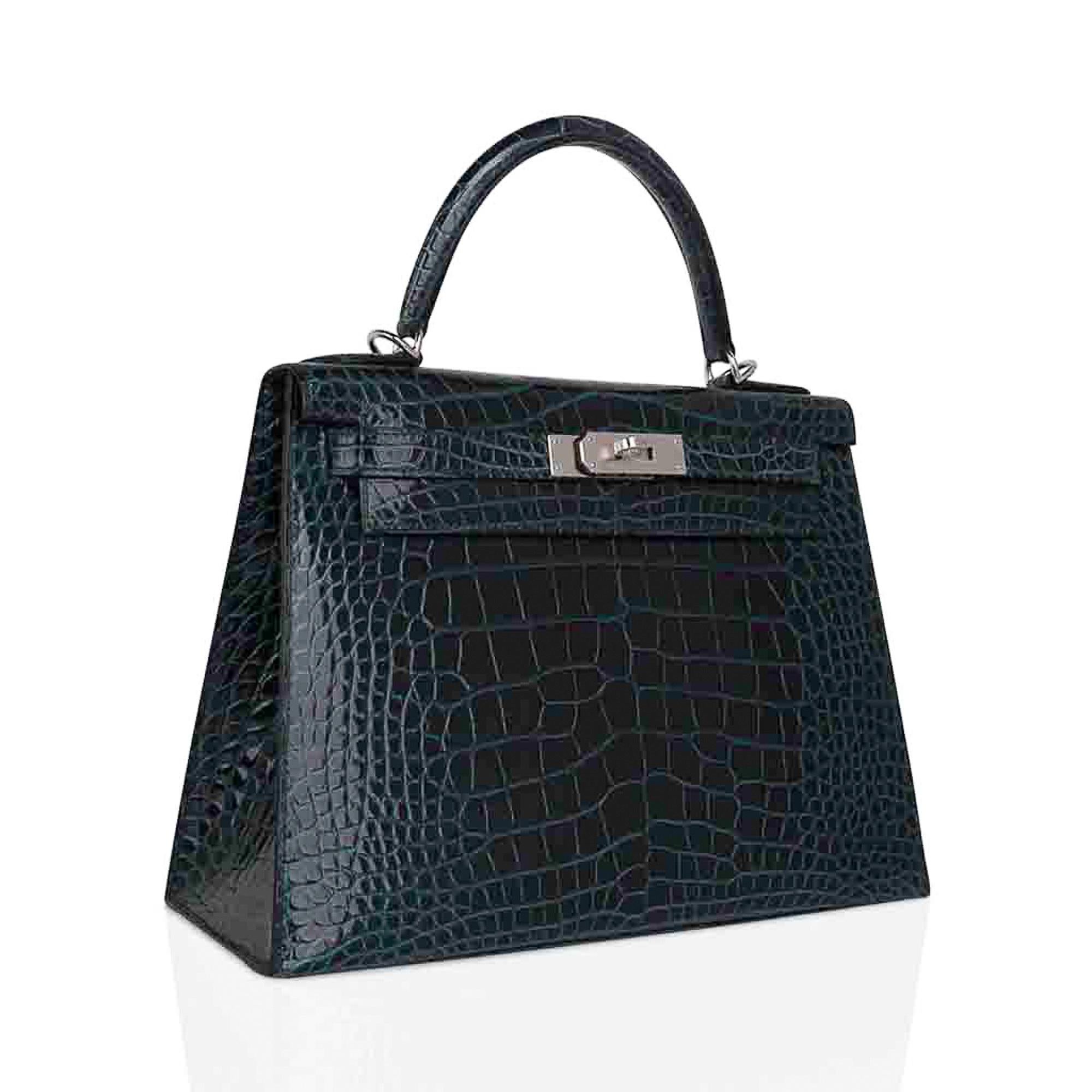 Mightychic offers an Hermes Kelly 28 Sellier Verso bag in magnificent saturated Vert Cypress Alligator.
Gorgeous Vert Jade interior creates an exotic bag when open.
Fresh with Palladium hardware.
Divine size for day to evening.
Comes with signature