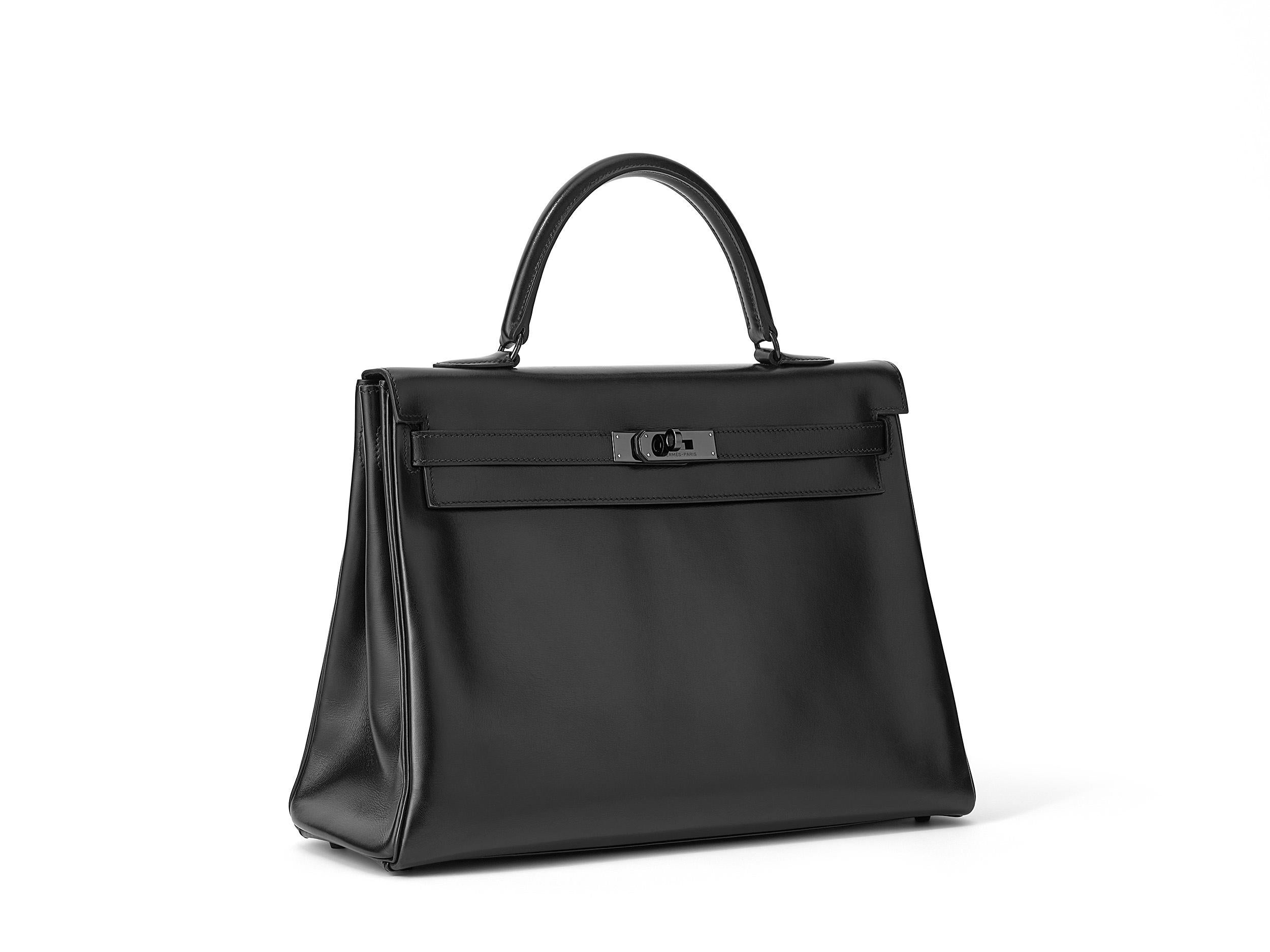 Hermès Kelly So Black 35 aus Noir- und Boxcalf-Leder mit schwarzen Beschlägen. Die Tasche war bereits im Hermès Spa und ist in einem guten Zustand mit kleinen Flecken auf der Vorder- und Rückseite der Tasche. Sichtbare Spuren auf dem Boden, an den
