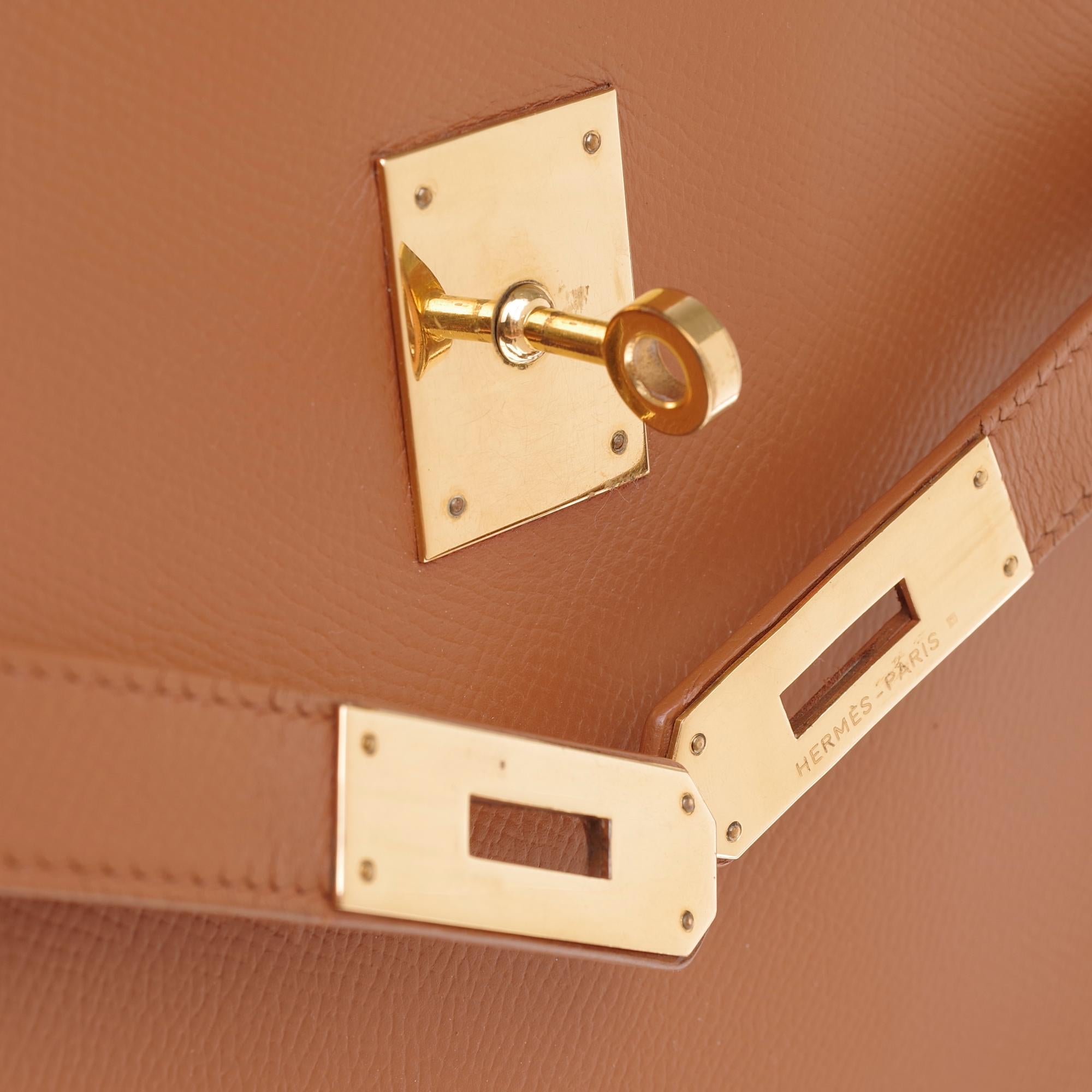 Brown Hermès Kelly sport shoulder bag in courchevel gold leather with gold hardware