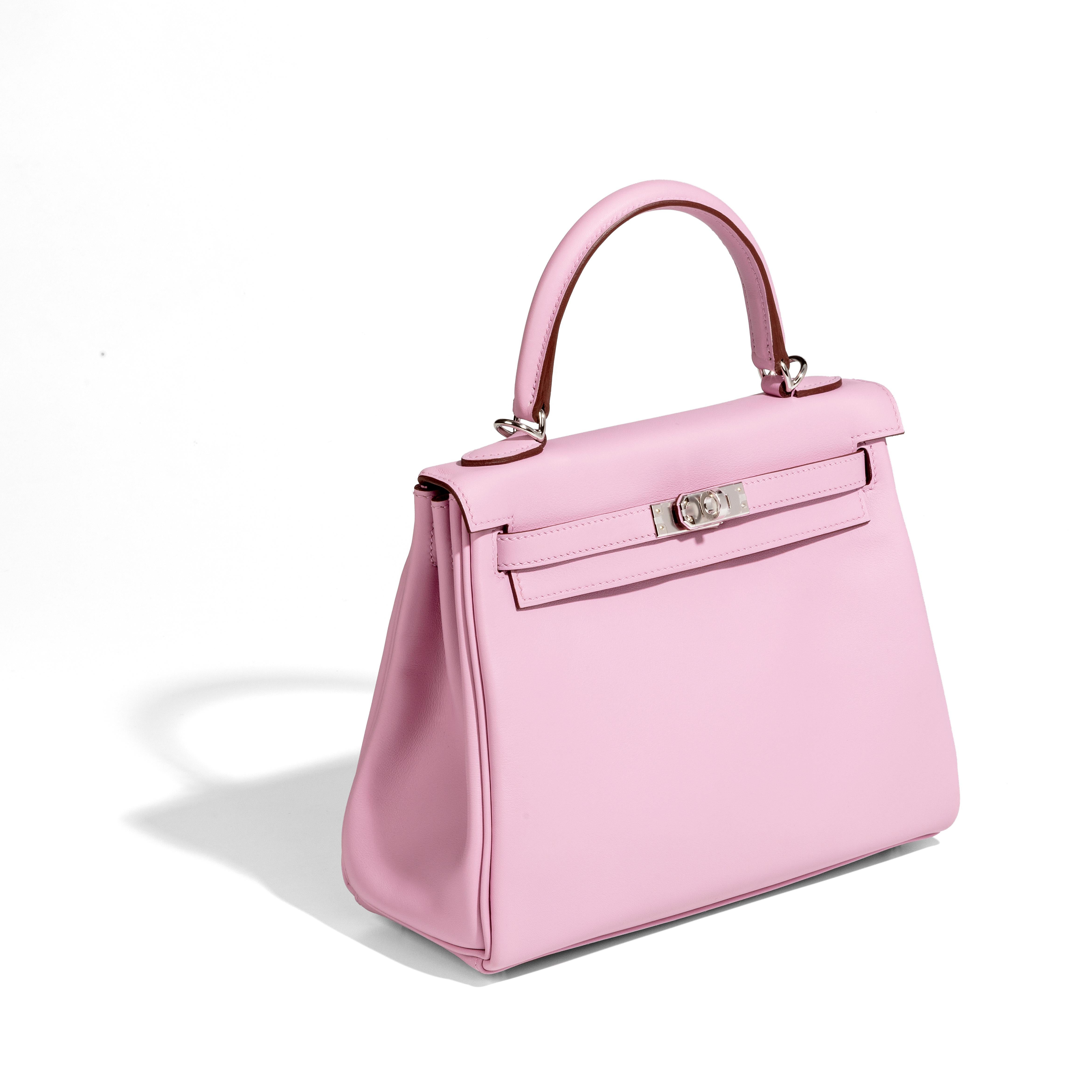 A true testament to the quality of the house's craftsmanship, this pre-owned Hermes Kelly 25 excludes timeless style and elegance. Crafted from smooth Veau Swift Leather in Mauve Sylvestre this piece is a sophisticated statement perfect for styling