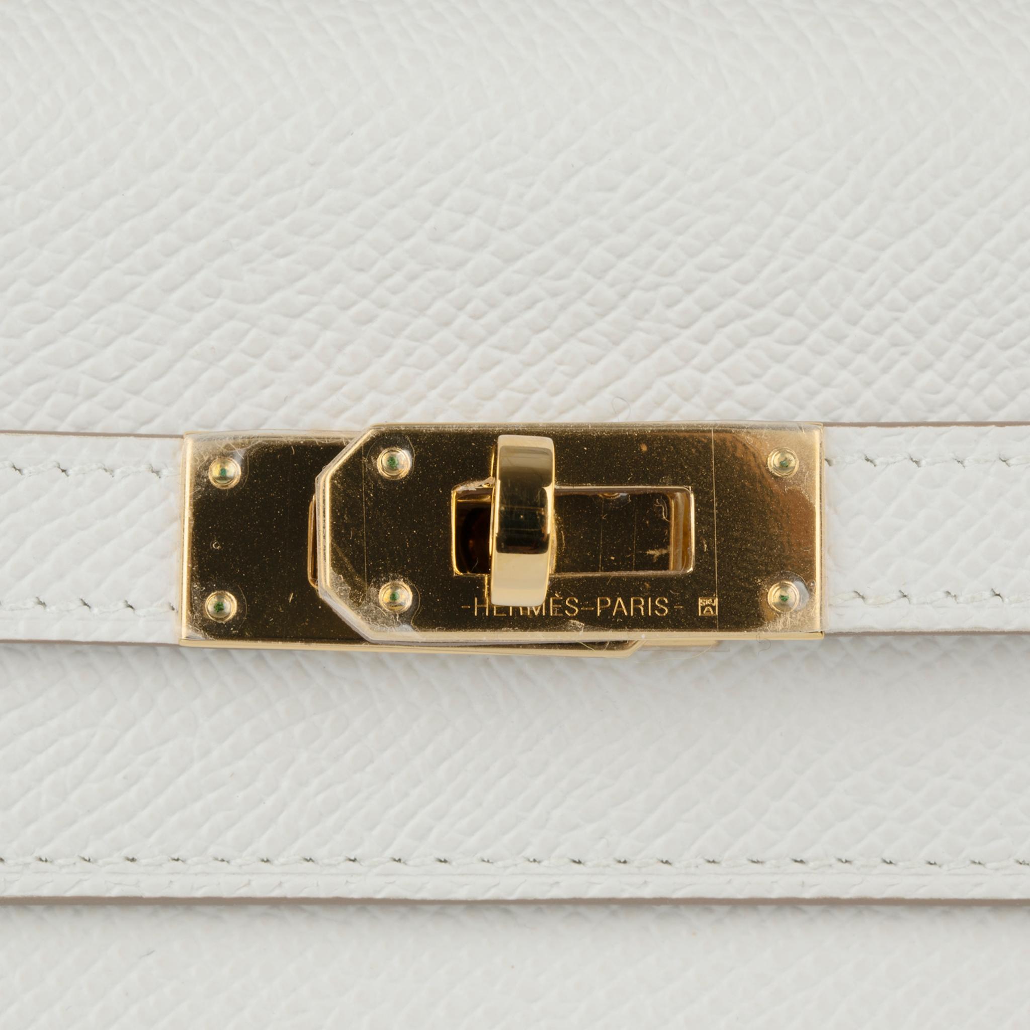 Brand: Hermes
Product: Kelly-To-Go Wallet

Size:
CM: 20.5 l x 11.5 h x 3 d
INCH: 7.8 l x 4.5 h x 0.6 d

Colour: Gris Pale
Material: Epsom Leather
Hardware: Gold
Year: B 2023

Details:
- Includes a removable shoulder strap
- Features four credit card