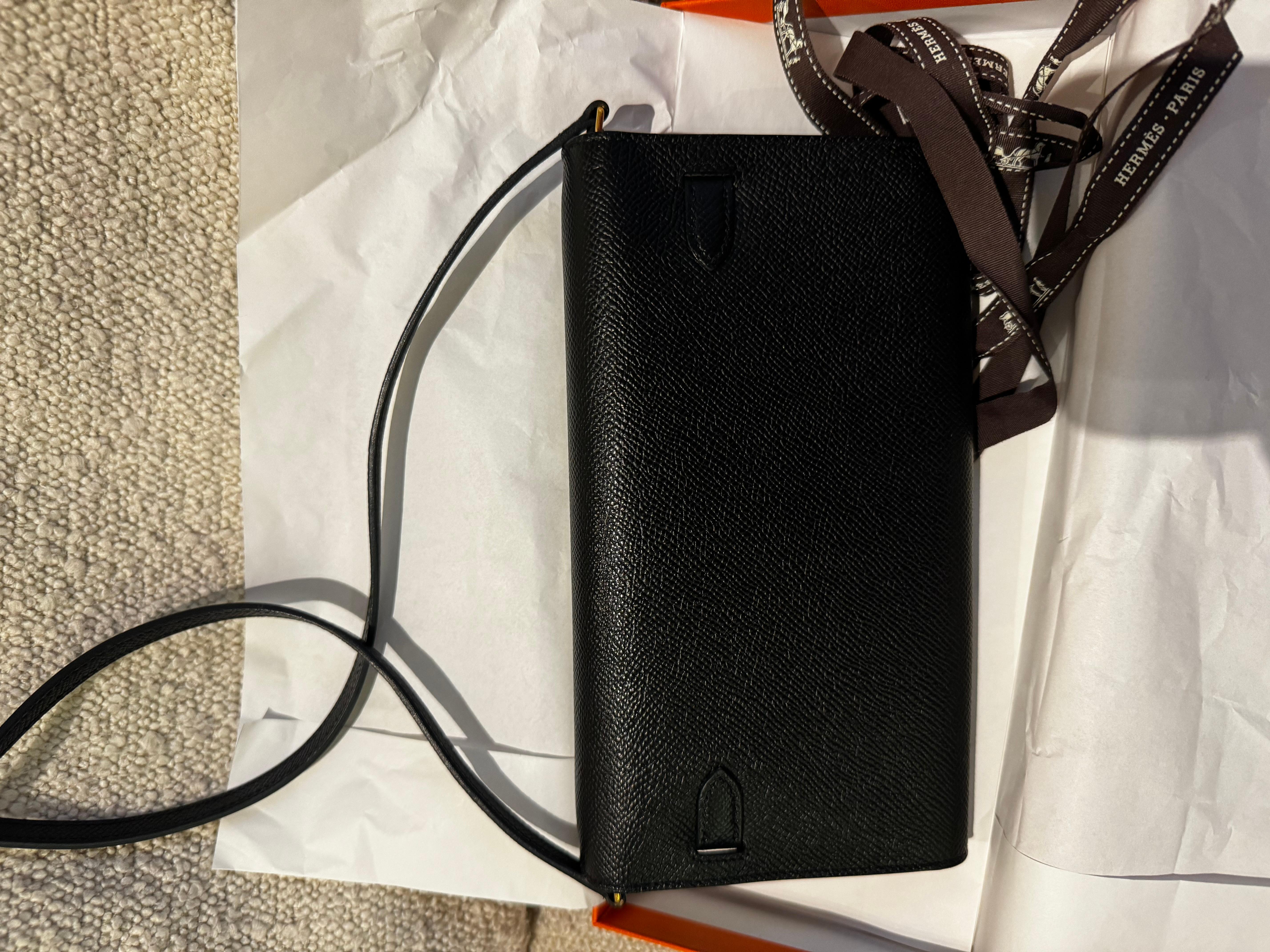 Hermes Kelly to go in black epsom with gold hardware In Good Condition For Sale In London, England