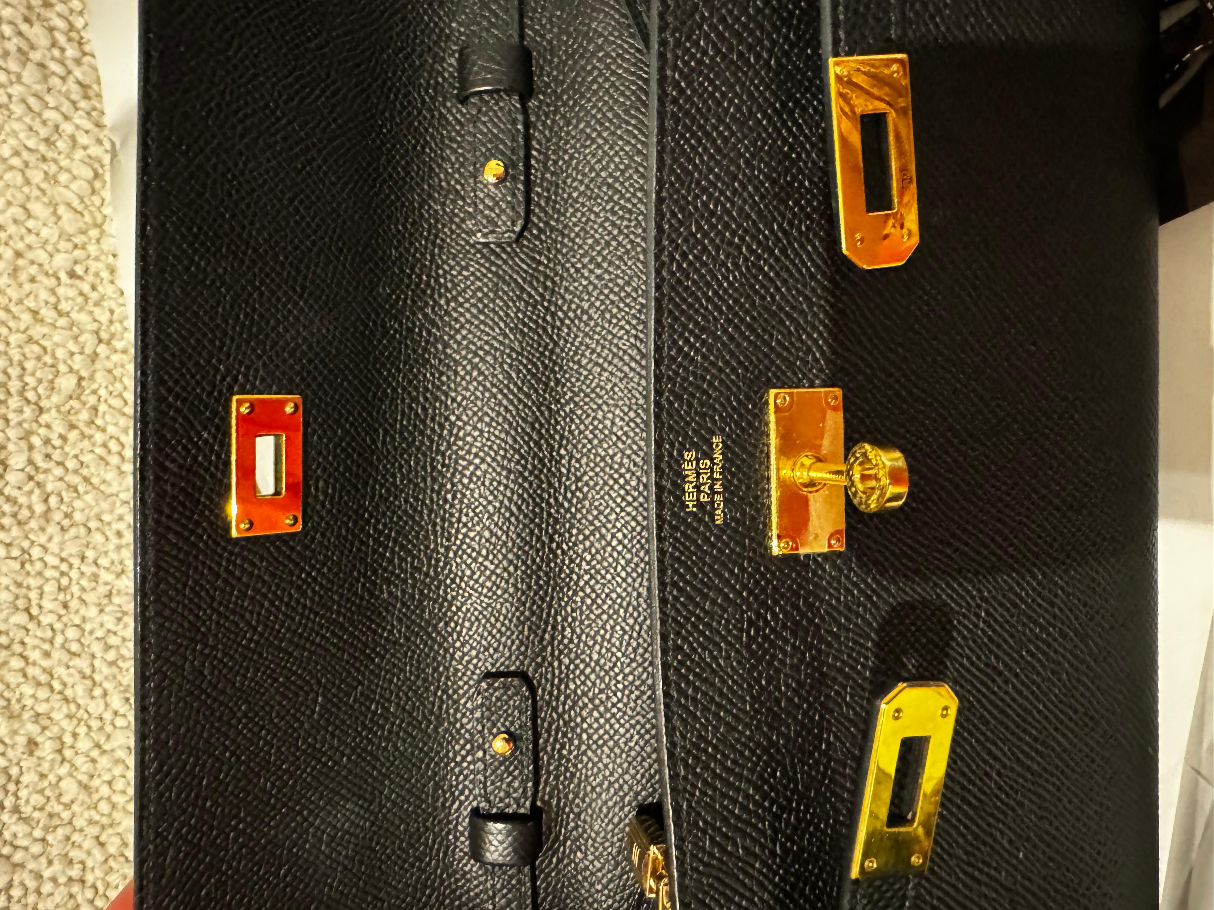 Hermes Kelly en noir epsom avec des ferrures dorées Unisexe en vente