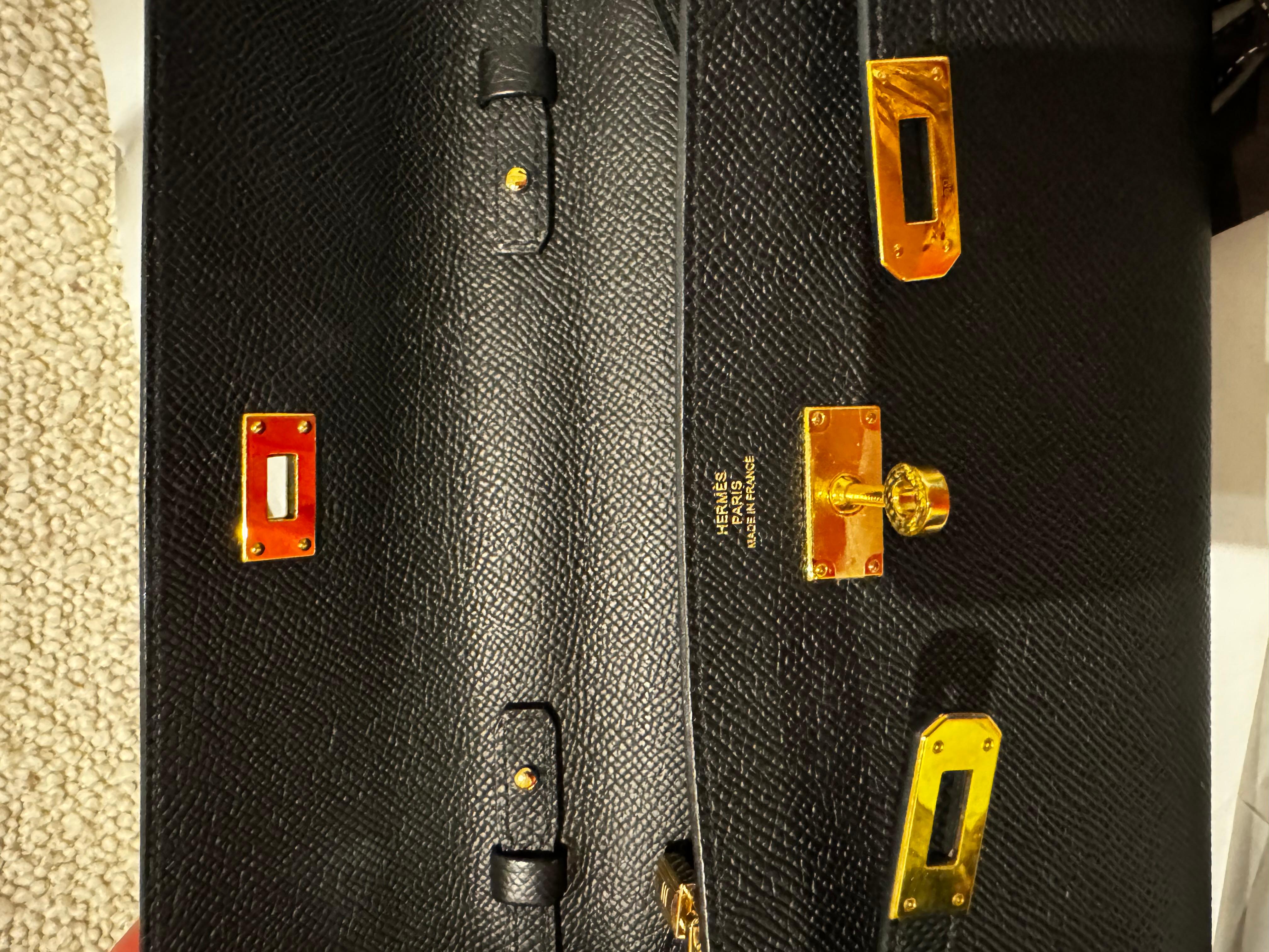 Hermes Kelly in nero epsom con finiture dorate In condizioni buone a London, England