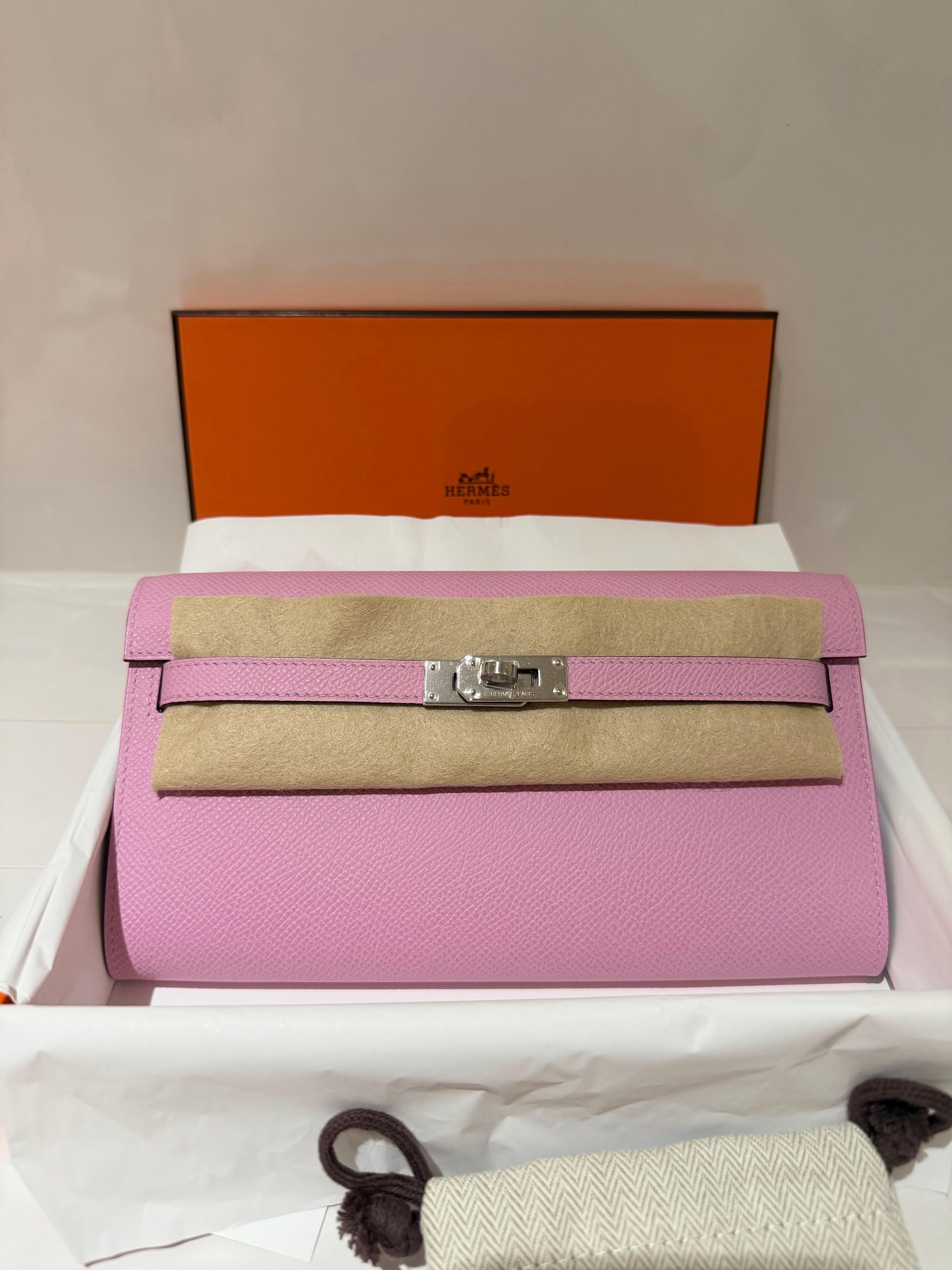 Hermès Kelly To Go in pelle Epsom color malva Sylvestre, 2025z  Questo modello versatile è dotato di una tracolla staccabile, per cui può essere indossato non solo come clutch ma anche come borsa a tracolla. Nonostante le sue dimensioni maneggevoli,