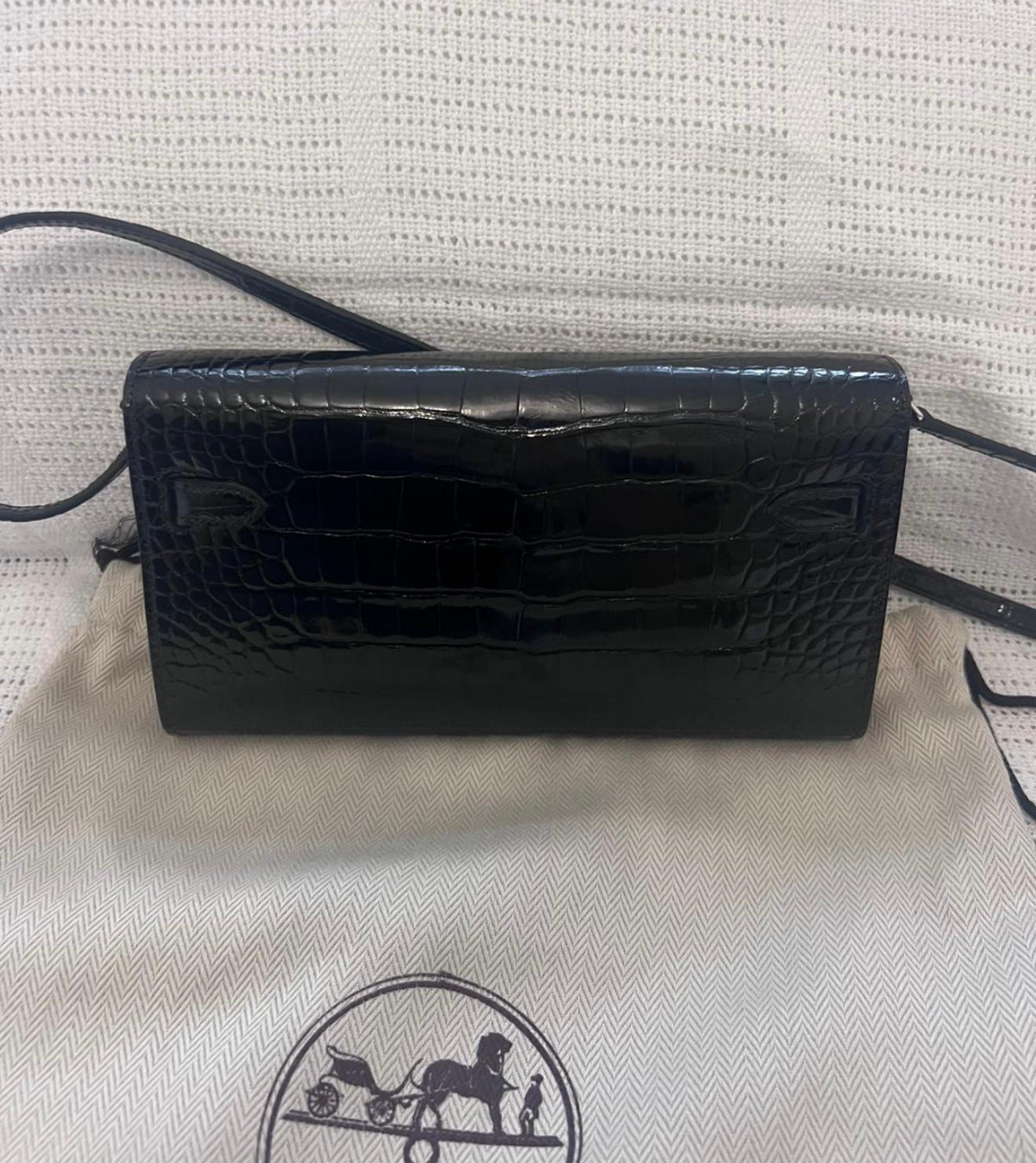 Hermes Kelly To Go is in Black Shiny Alligator with palladium hardware In Excellent Condition For Sale In London, England