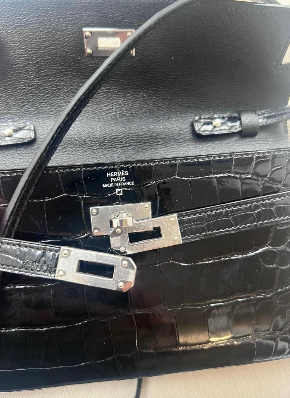 Women's or Men's Hermes Kelly To Go is in Black Shiny Alligator with palladium hardware For Sale
