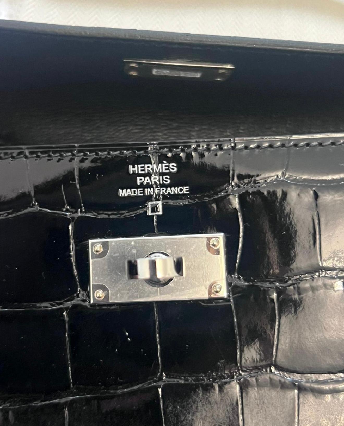 Hermes Kelly To Go is in Black Shiny Alligator with palladium hardware For Sale 1