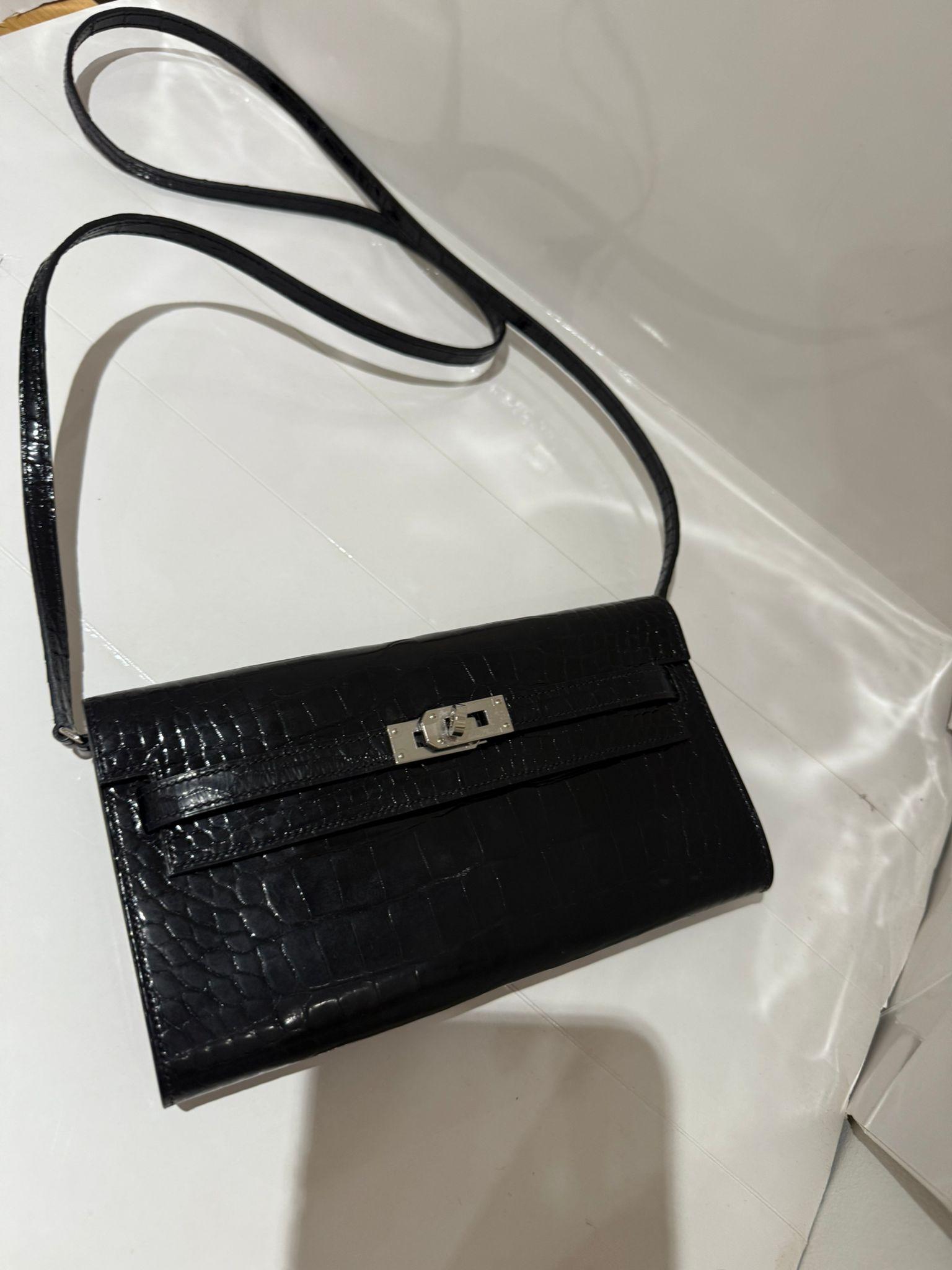 Hermes Kelly To Go is in Black Shiny Alligator with palladium hardware For Sale 3