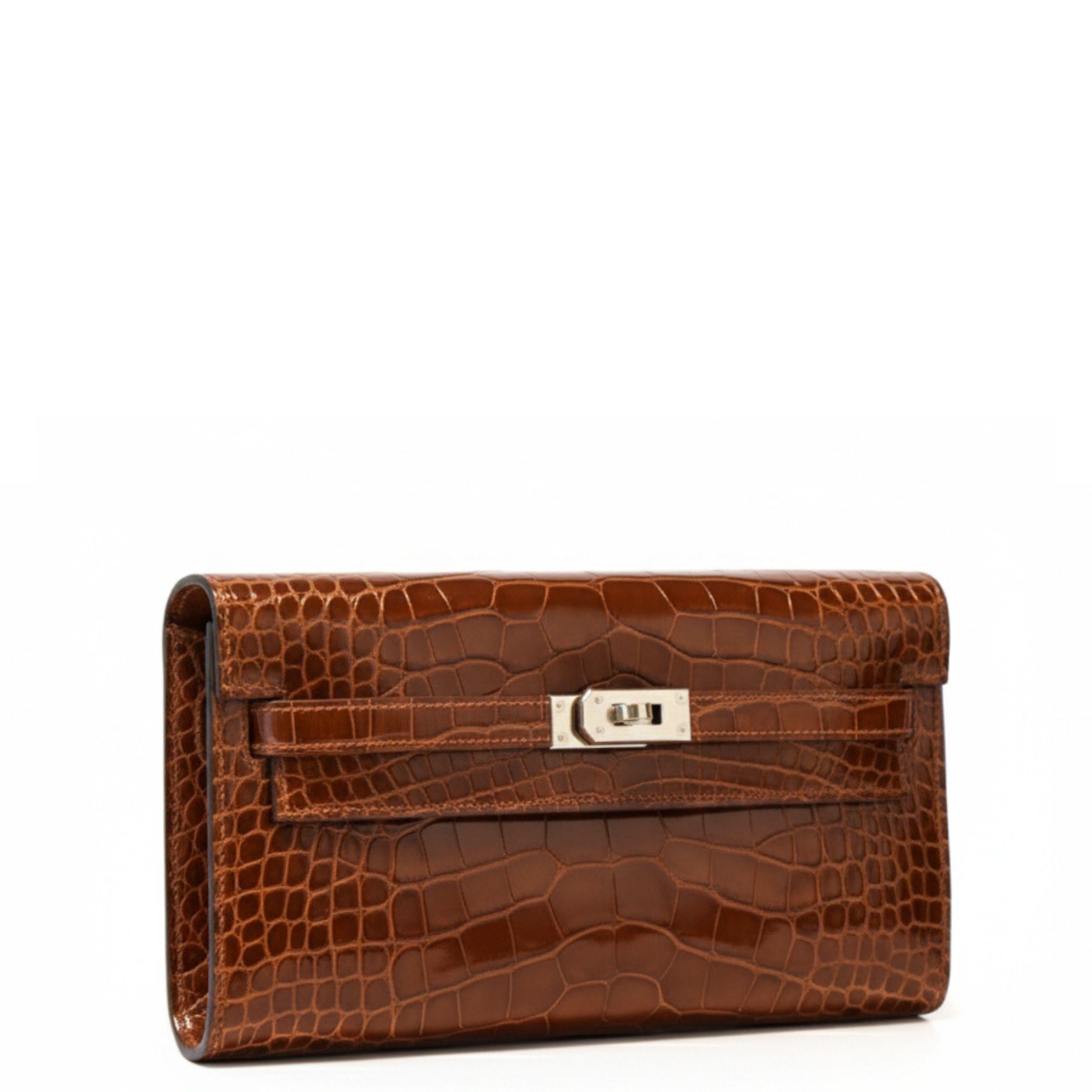 Miel
Exotisches Leder
Alligator Mississippiensis

Palladium-Beschläge
Inklusive abnehmbarem Gurt

Twist-Lock-Verschluss

Abgeteiltes Fach
Interne Kartensteckplätze

Inklusive allem Zubehör
Kommt mit Originalverpackung
Stempel C, Jahr 2018
Zustand: