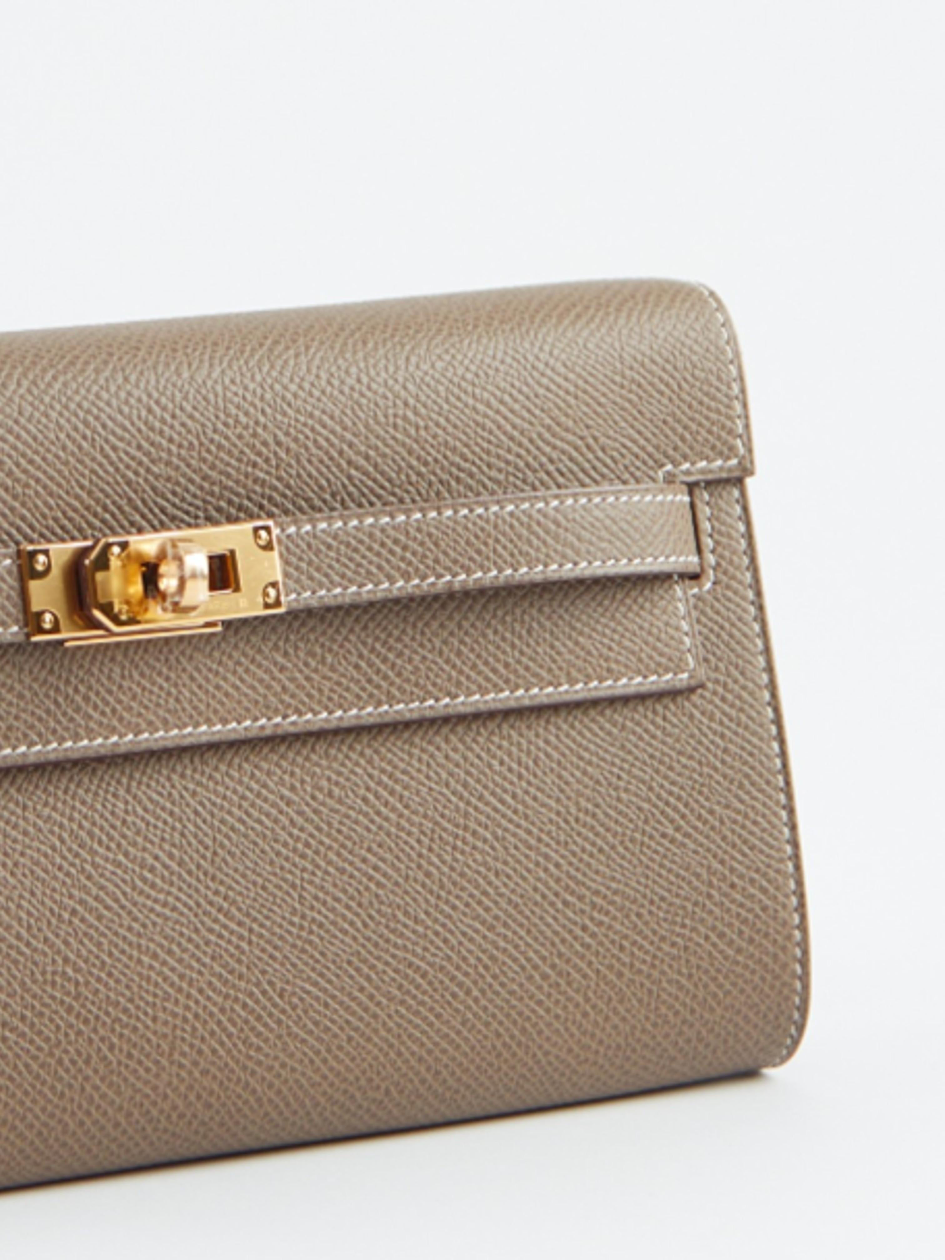HERMÈS KELLY TO GO WALLET ETOUPE Epsom Leather with Gold Hardware In New Condition In London, GB
