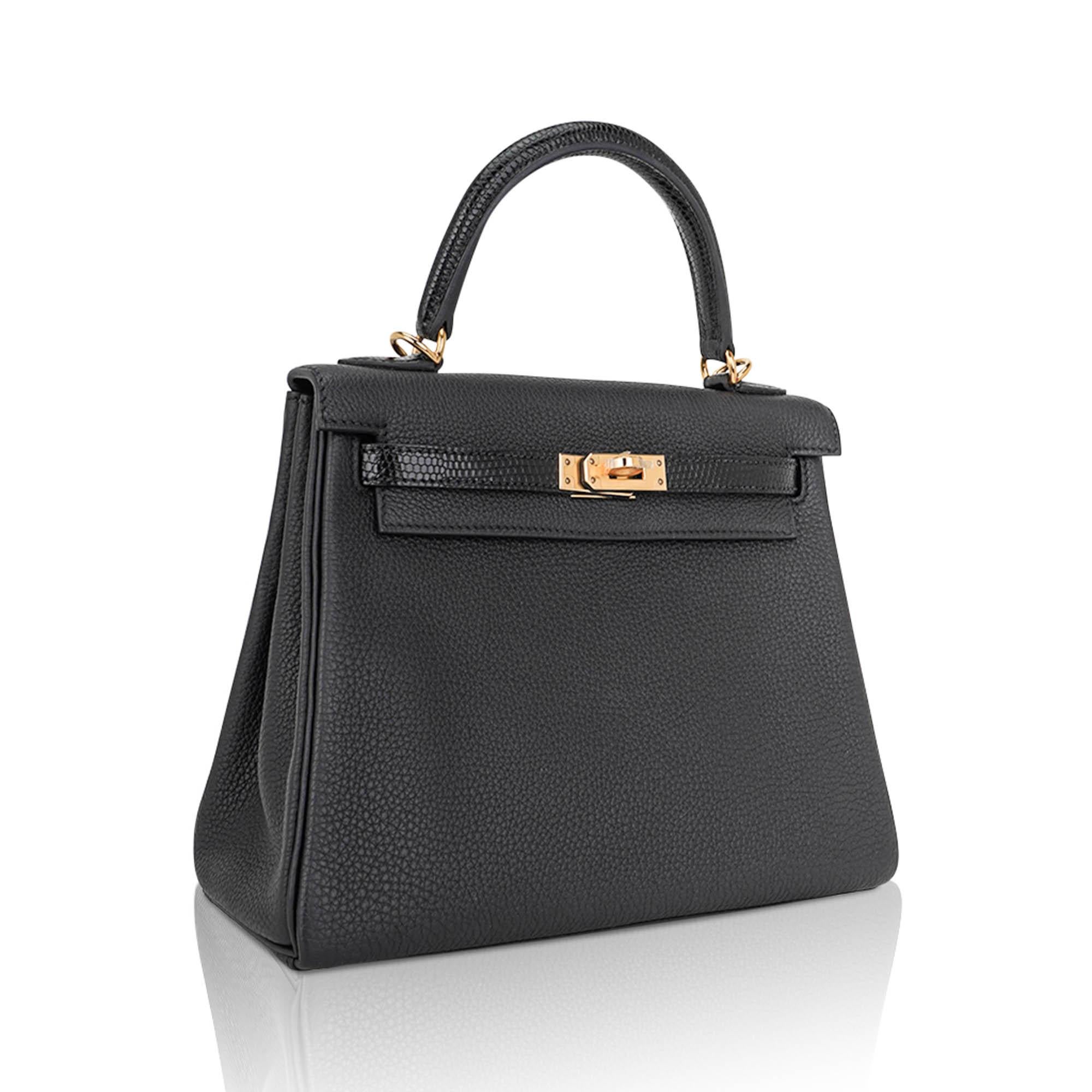 Mightychic bietet eine Hermes Kelly 25 Touch Tasche in klassischem Schwarz an.
Griff und Riemen, Schloss und Clochette aus schimmernder schwarzer Eidechse bilden einen reichen Kontrast zum matten Togo-Leder.
Togoleder ist geschmeidig und