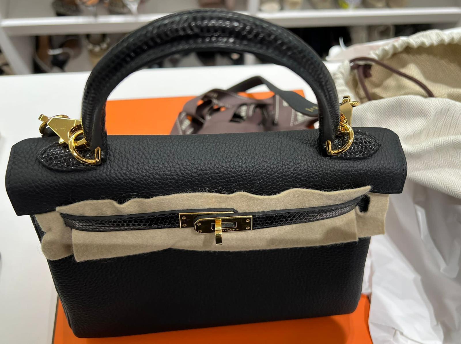 Hermès Kelly Touch 25 Noir  Matériel Lezard/Togo Permabrass
Cette exclusivité Hermès Kelly 25 Touch est l'une de ces véritables pièces de collection. Il est fabriqué à la main à partir de cuir précieux de lézard et de cuir de veau du Togo, créant