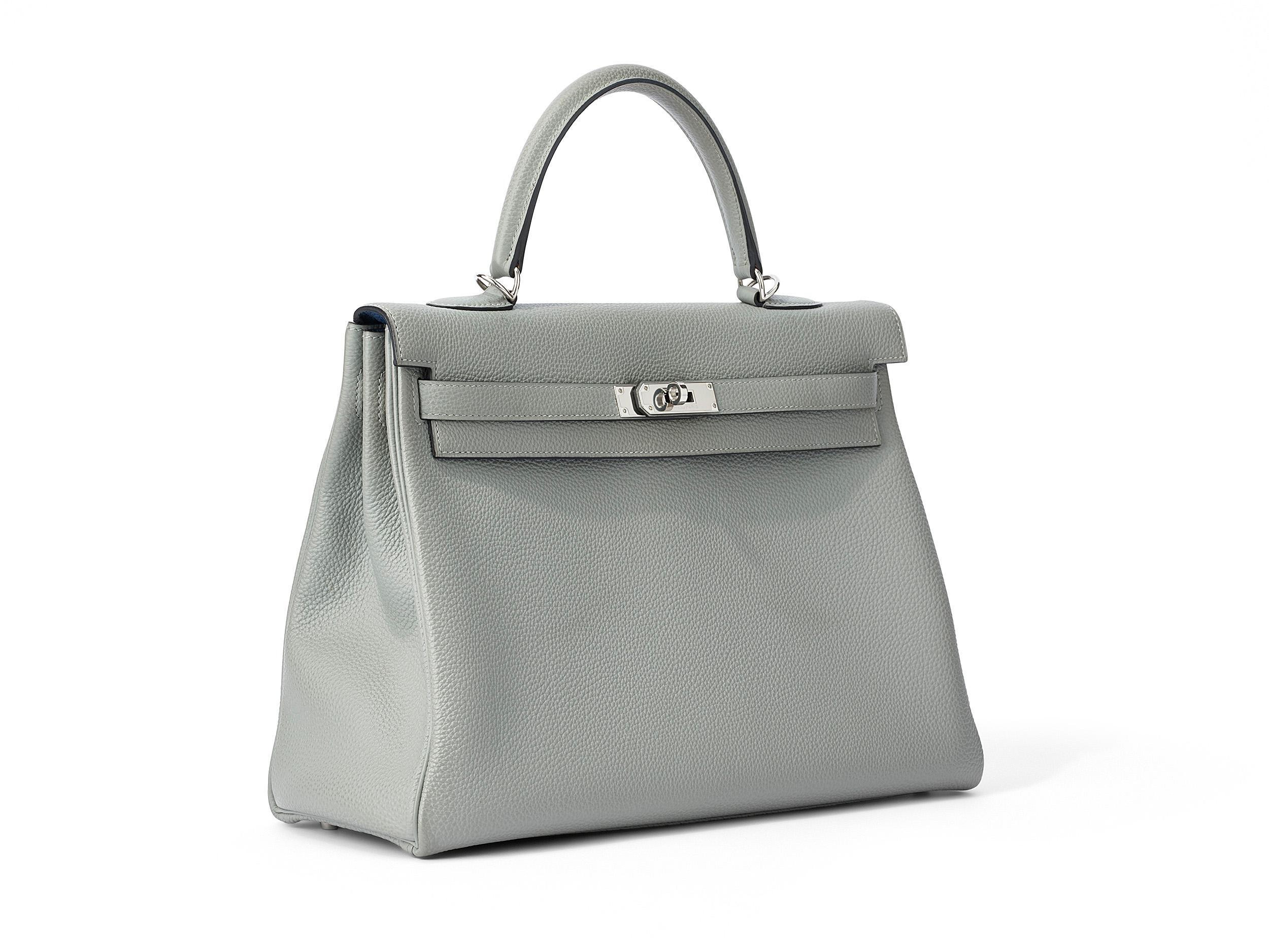 Hermès Kelly Verso 35 in gris/bleu and togo leather with palladium hardware. The bag has small marks on the front side as pictured and scratches on the feet. Comes as full set.  
Stamp A (2017) 

