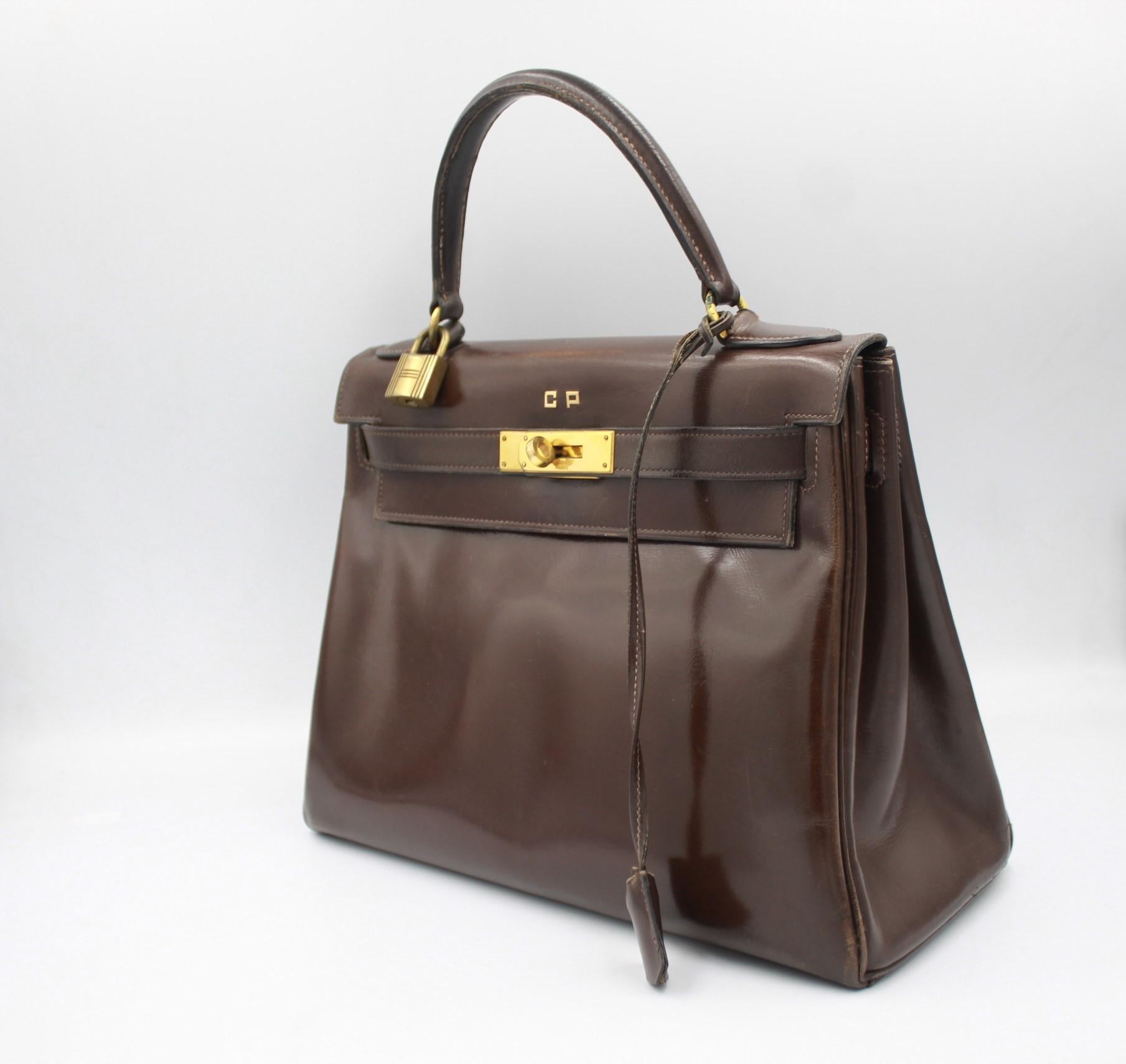 Hermes Kelly vintage handBag 28 in brown leather
Bag in good vintage condition, no major sign of use except from light scratches and light signs of use in the leather
With the initial « CP » in gold
sold with its lock and key

28cm x 21cm x 12cm