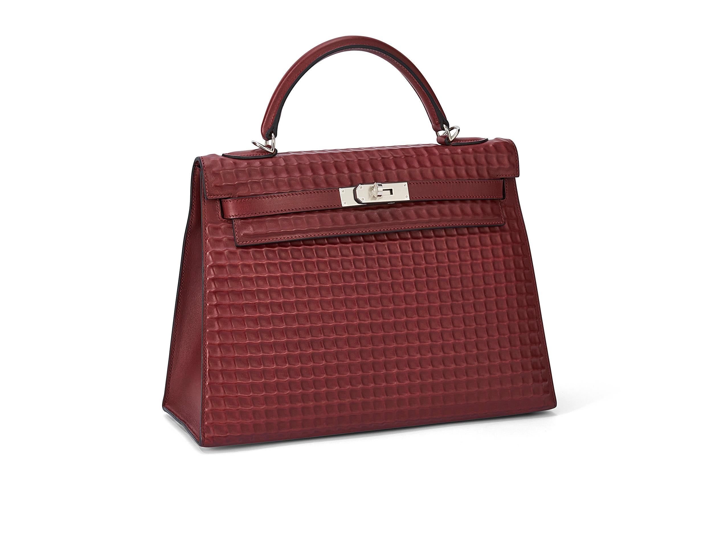 Hermès Kelly Waffle Sellier 32 in rouge h and evercalf leather with palladium hardware. The bag is in good condition but shows some signs of wear: minor scratches almost not visible on the front and back side, a pen stain on the inside of the bag,