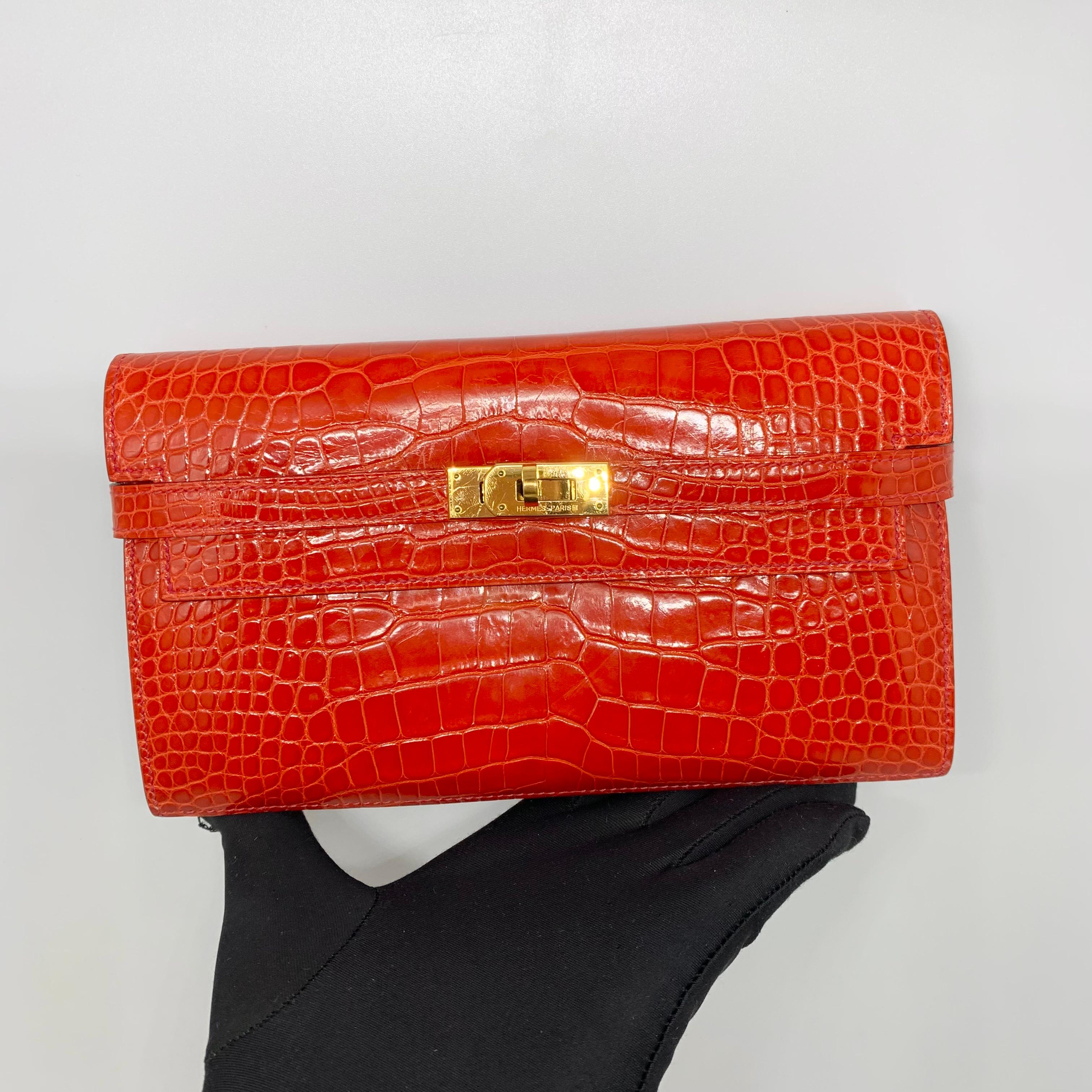 HERMES PORTAFOGLIO KELLY ROSSO IN ALLIGATORE PORTAFOGLIO LUNGO □Q TIMBRO GHW


W 20 H 12 D 2 CM.


Condit : Macchie e graffi all'esterno. Ammaccature sul rivestimento in gomma. Macchie, graffi e segni di stampa sull'espositore. Graffi
