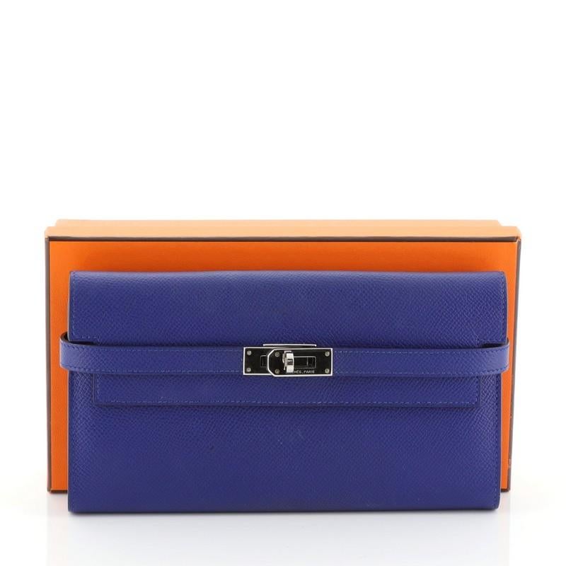 This Hermes Kelly Wallet Epsom Long, crafted in Bleu Electrique blue Epsom leather, features palladium hardware. Its turn-lock closure opens to a Bleu Electrique blue Epsom leather interior with middle zip compartment, slip pocket and multiple card