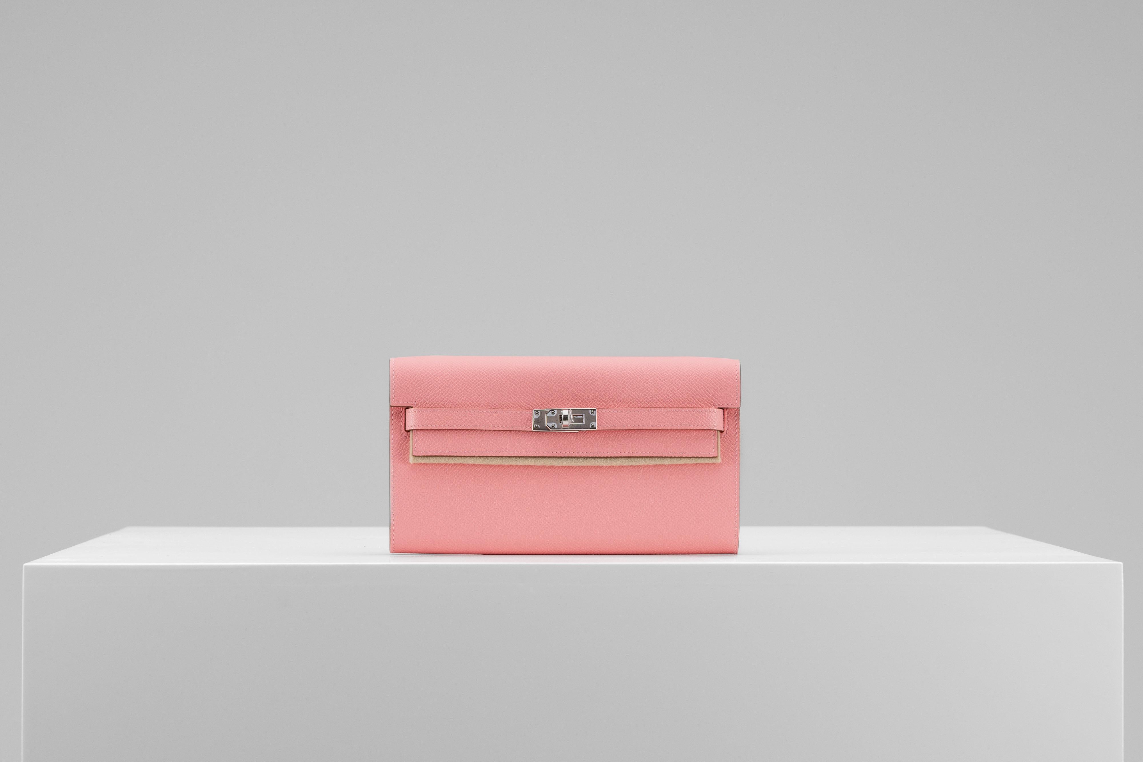 Aus der Kollektion von SAVINETI bieten wir diese NEUE Hermès Kelly To Go Geldbörse an:
- Marke: Hermès
- Modell: Kelly Brieftasche To Go
- Farbe: Rose Konfetti 
- Jahr: 2025
- Zustand: Brandneu, nie benutzt
- Extras: Full-Set (inklusive