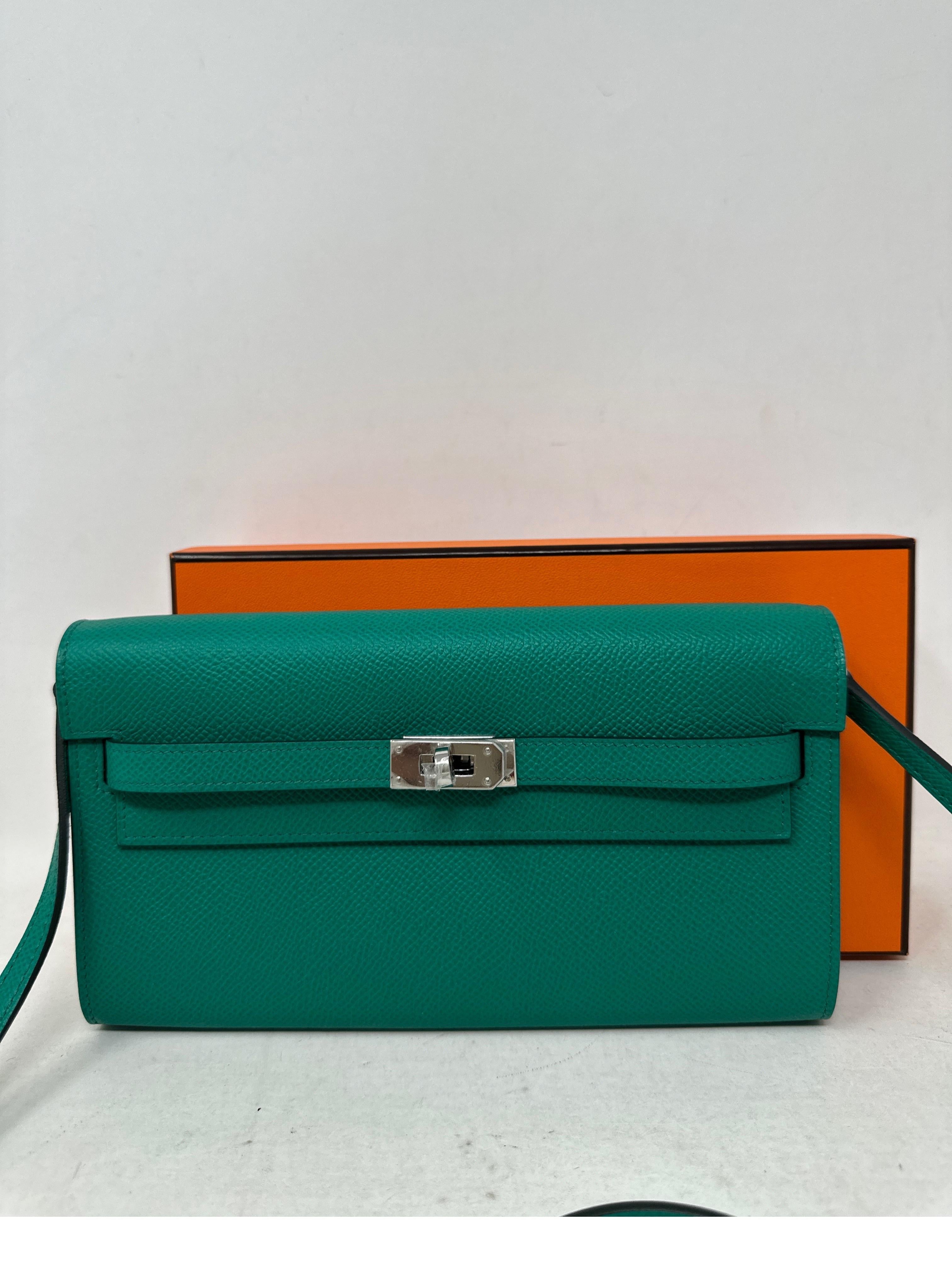 Hermes Kelly Wallet To Go Vert Crossbody Bag  In New Condition In Athens, GA