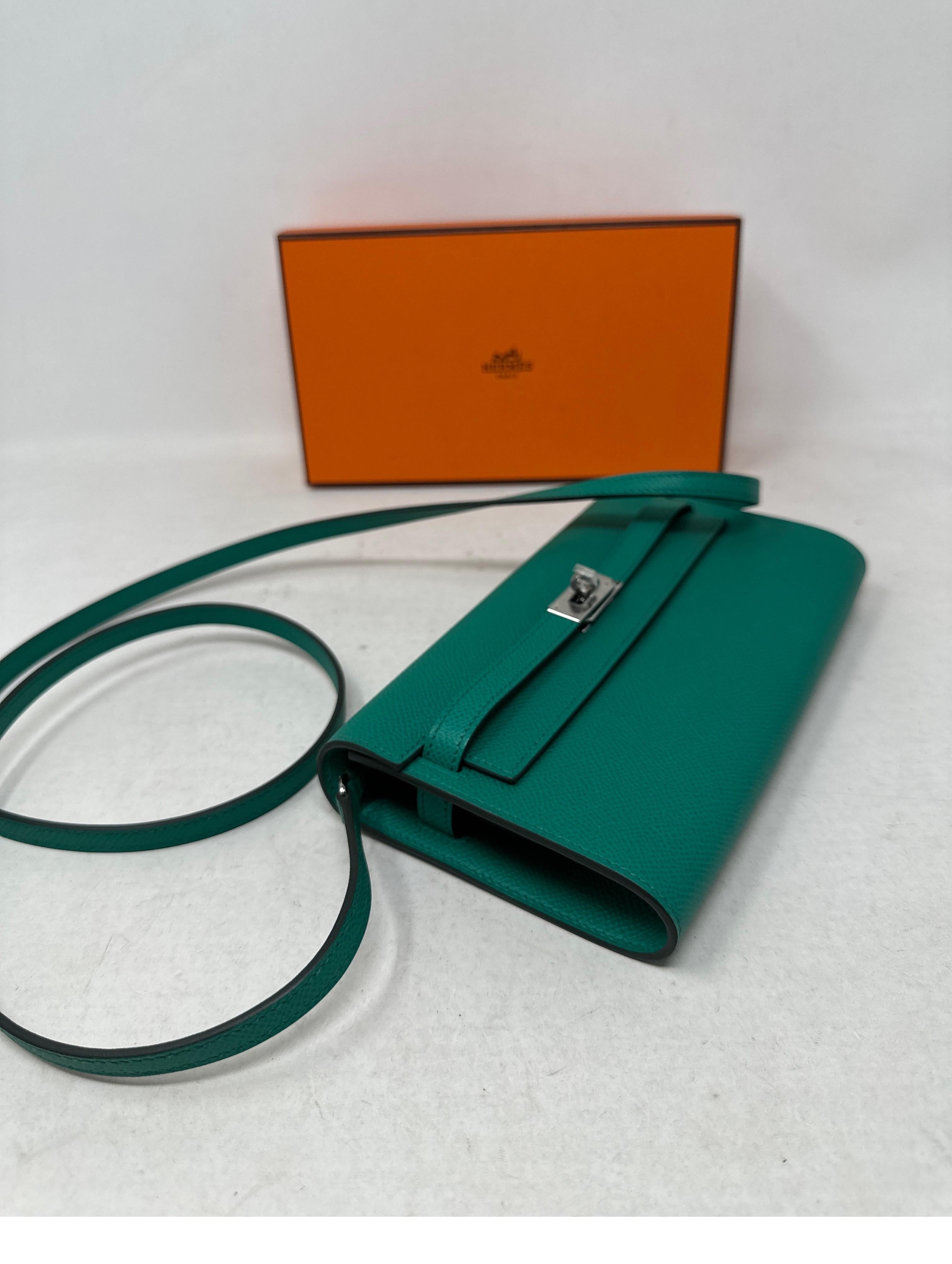 Hermes Kelly Wallet To Go Vert Crossbody Bag In New Condition In Athens, GA