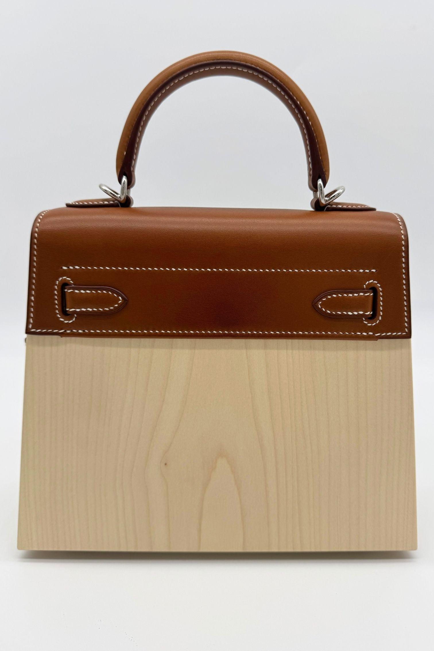 A RARE, NATUREL BARÉNIA LEATHER & BEECHWOOD PERSPECTIVE CAVALIÈRE KELLYWOOD 22 WITH PALLADIUM HARDWARE

 Limited Edition 22cm Kelly Perspective Cavaliere with precisely cut strips of leather and wood to forming the unique geometric design of the