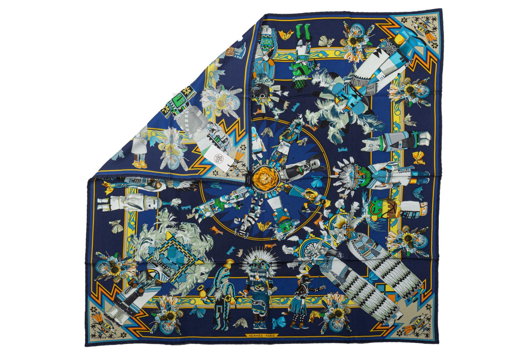 Kachinas-Schal aus Seidenköper von Hermès, entworfen von Kermit Oliver. Sehr sammelwürdige Serie. Von Hand gerollte Kanten in einem 35