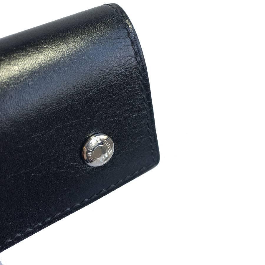 Hermes key holder in black box leather. Clasp by snap. 6 carabiners inside.

It comes from private sales, stamp (S). Made in France. New condition.

Dimensions: 6x10,5 cm

Will be delivered in its Hermès pouch