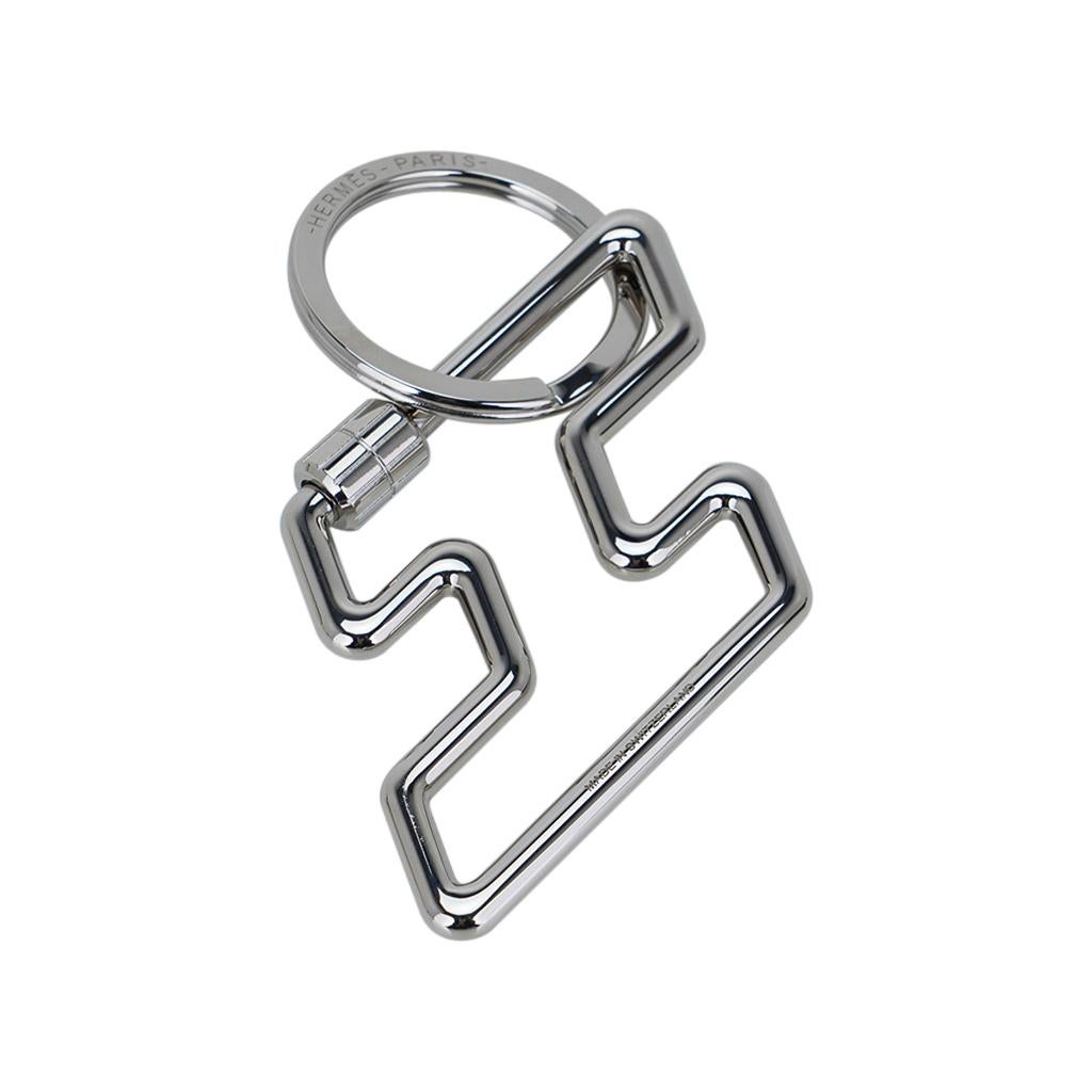Mightychic offers an Hermes H Too Speed Key Ring featured in Stainless Steel.
A modern take on the H logo.
Ring is removable.
Unisex.
Comes with signature Hermes box with ribbon.
New or Store Fresh Condition
final sale

KEY RING MEASURES:
PENDANT