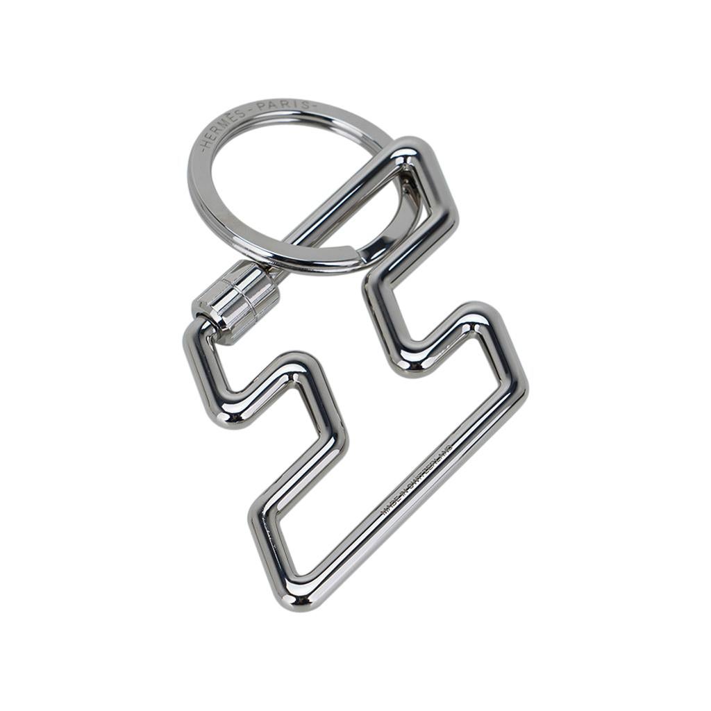 Mightychic bietet einen Hermes H Too Speed Schlüsselanhänger aus Edelstahl an.
Eine moderne Interpretation des H-Logos.
Der Ring ist abnehmbar.
Unisex.
Kommt mit Hermes-Signatur-Box mit Schleife.
Neuer oder lagerfrischer