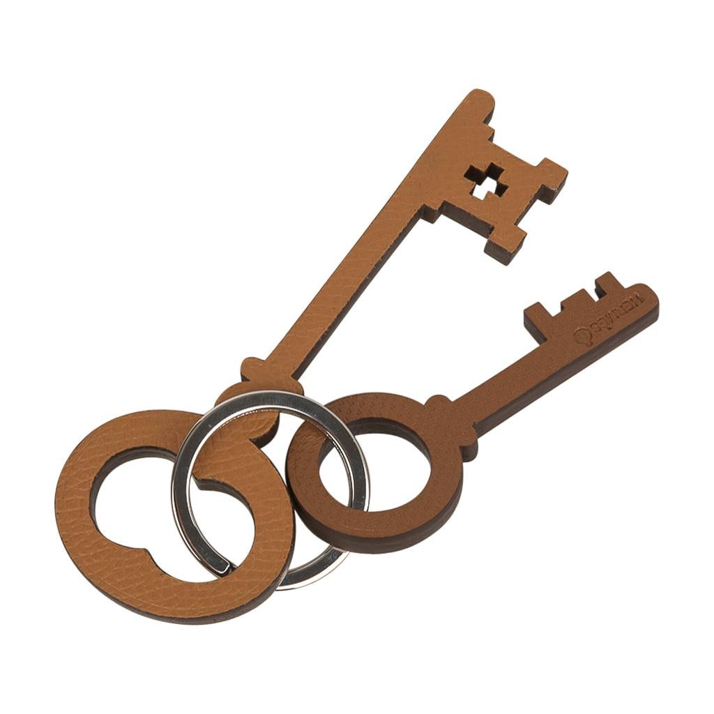 Mightychic offers a limited edition Hermes Petite h whimsical Key charm key ring.
Espom leather in Souffre, Gold, Jaune and White.
Keyring is stamped Hermes Paris.
An ideal addition to your keys, handbag, or as a gift, this piece blends