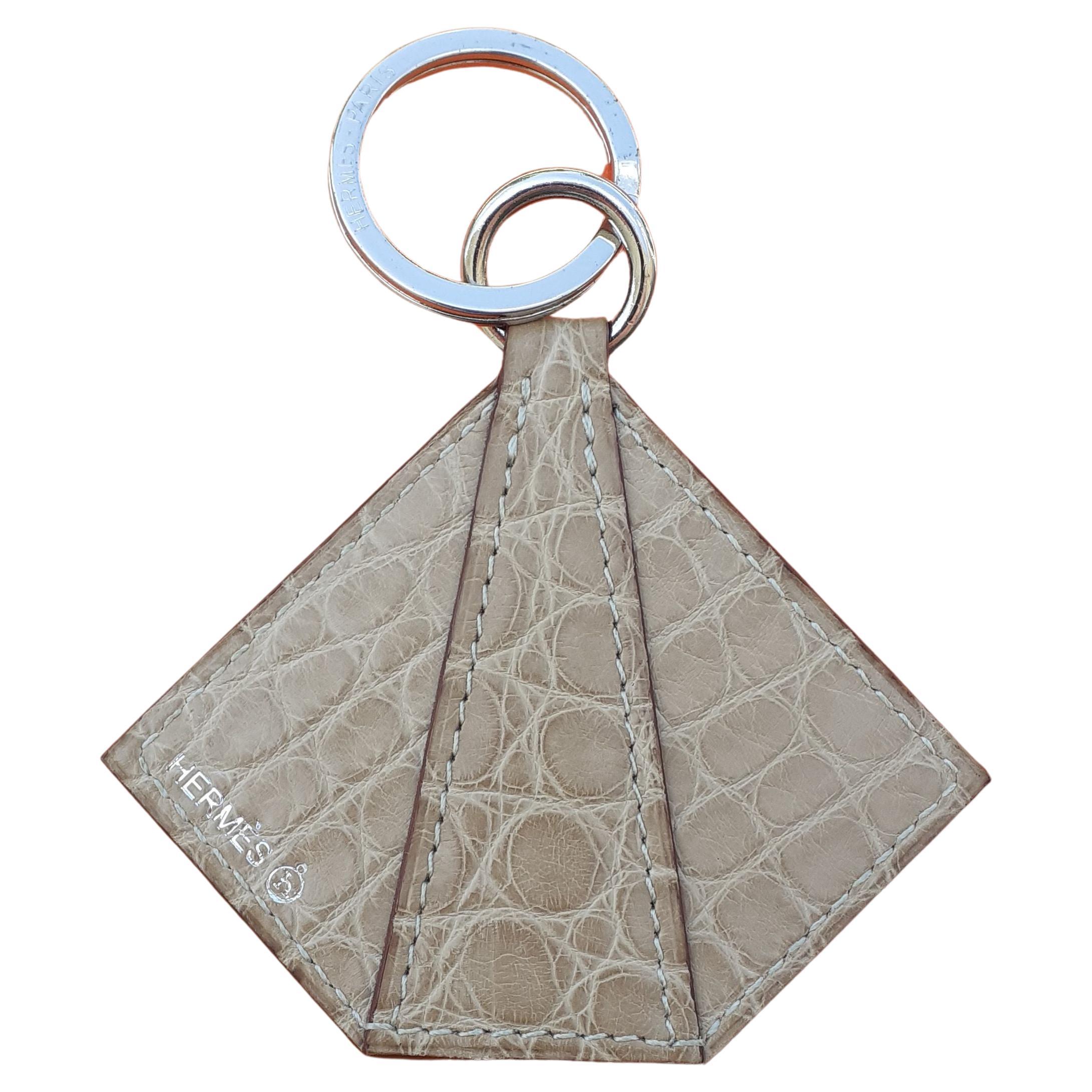 Beautiful Authentic Hermès Key Holder

5 sides geometric figure shaped

Made in 2020

Made of Alligator Mississippiensis

Colorway: Beige / Silvery

Silver-tone rings


