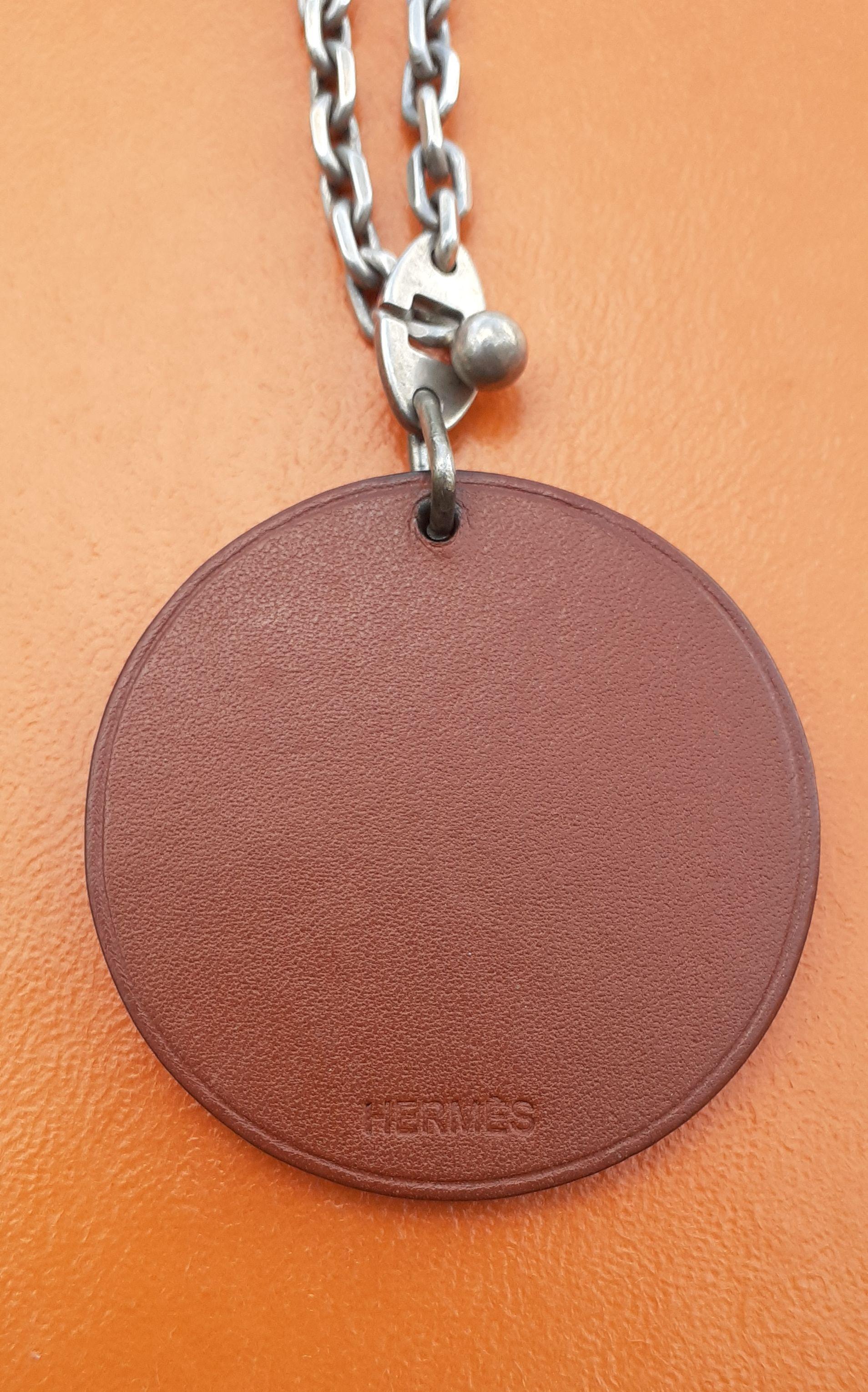 Hermès Schlüsselanhänger Schlüsselhalter Pferd Charme in Barenia Leder  (Braun) im Angebot