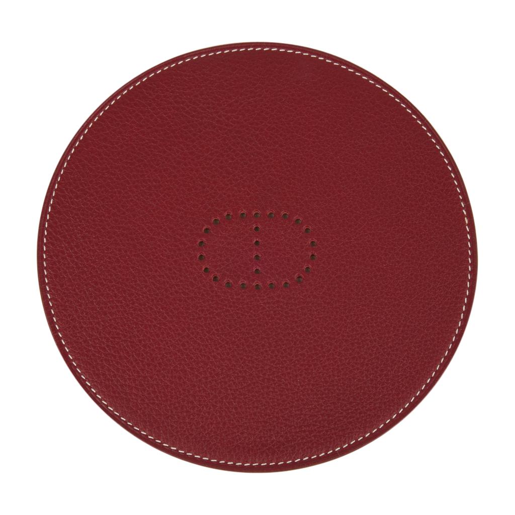 Guaranteed authentic Hermes Kezako round mini pad for the desk.
Features taurillon leather bi color Rouge H and Gold with perforated Chaine d'Ancre detail center.
Lovely luxury gift idea!
New or Store Fresh Condition
final sale

CASE