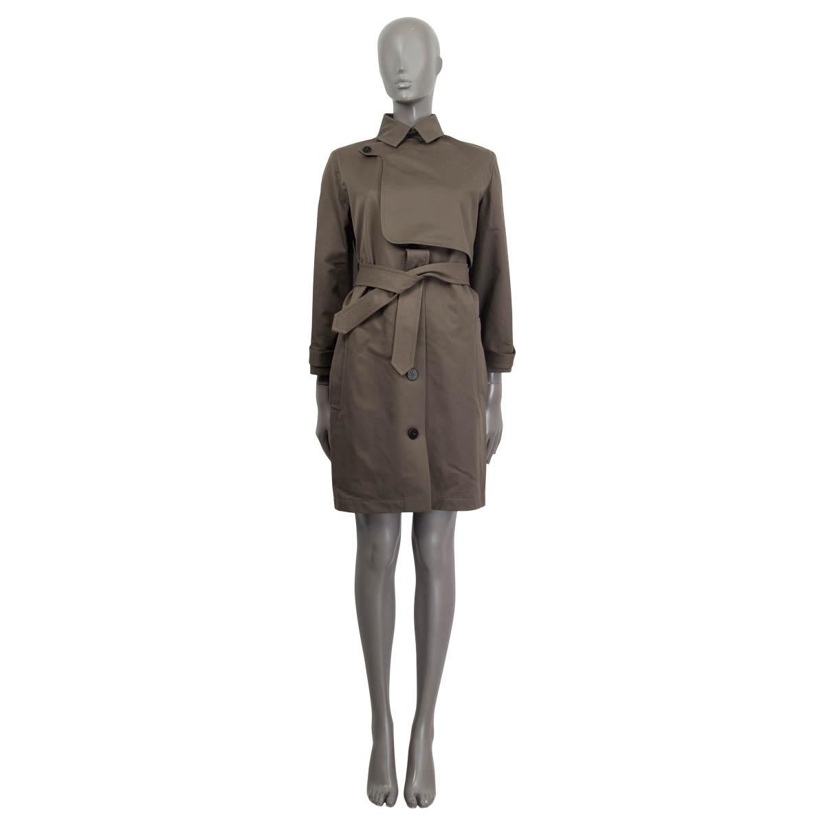 trench-coat Hermès 100% authentique en coton kaki (100%). Il est doté de deux poches fendues sur le devant et d'épaulettes boutonnées aux poignets. A une ceinture de taille. S'ouvre avec six boutons Hermès sur le devant. Non doublé. N'a été porté