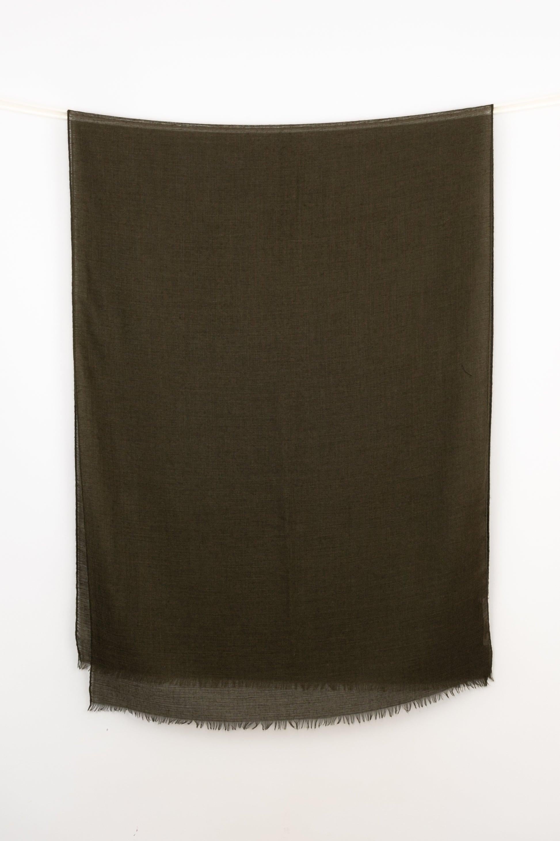 HERMÈS - (Made in Italy) Khaki silk and cashmere scarf.

Additional information:
Condition: Very good condition
Dimensions: 75 cm x 200 cm

Seller Reference: ACC251
