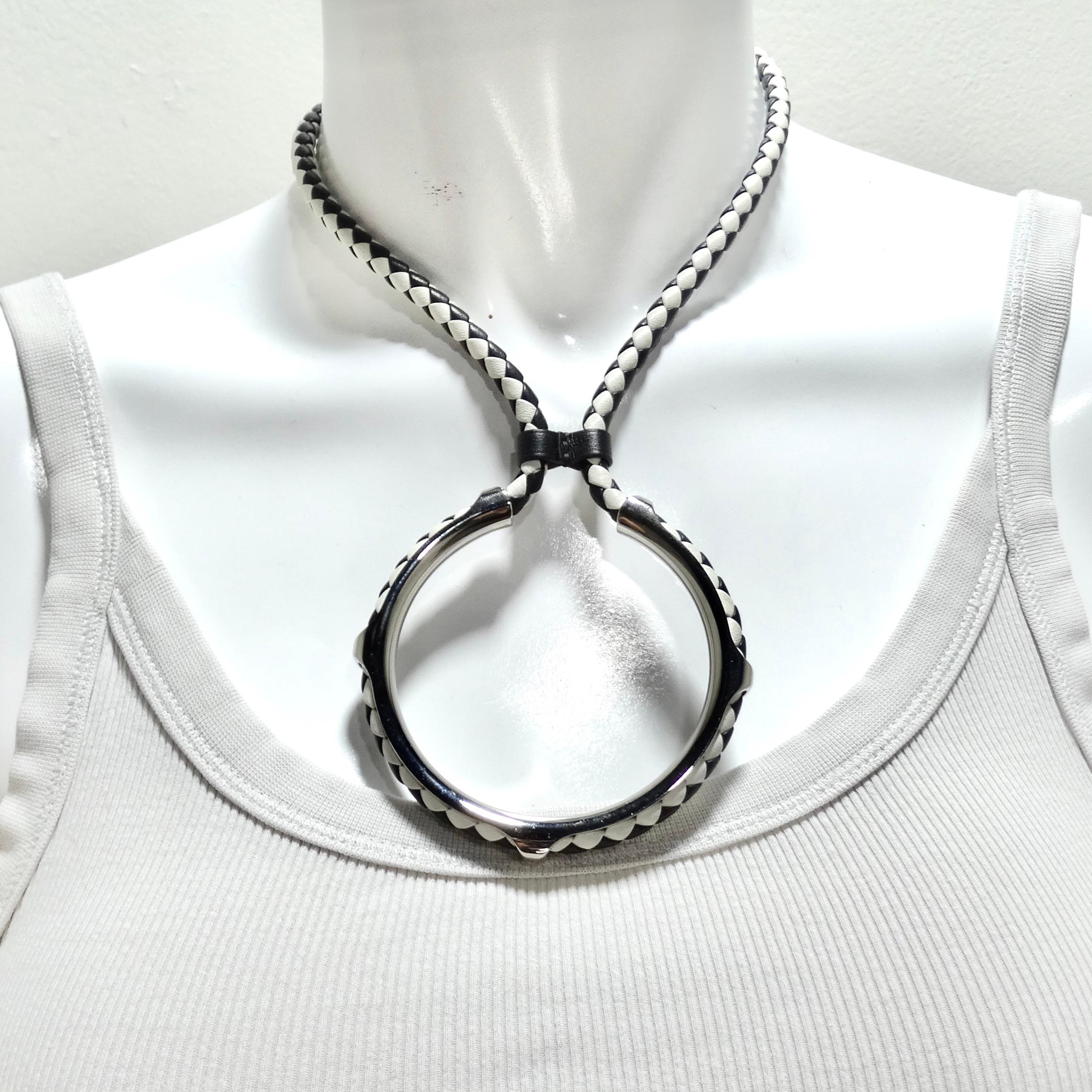 Voici le collier en cuir Kyoto d'Hermès - une pièce unique et remarquable ! Élevez votre style avec le collier en cuir Hermes Kyoto, une pièce étonnante et unique qui allie l'élégance intemporelle d'Hermes à un design contemporain. Choisir Hermès,