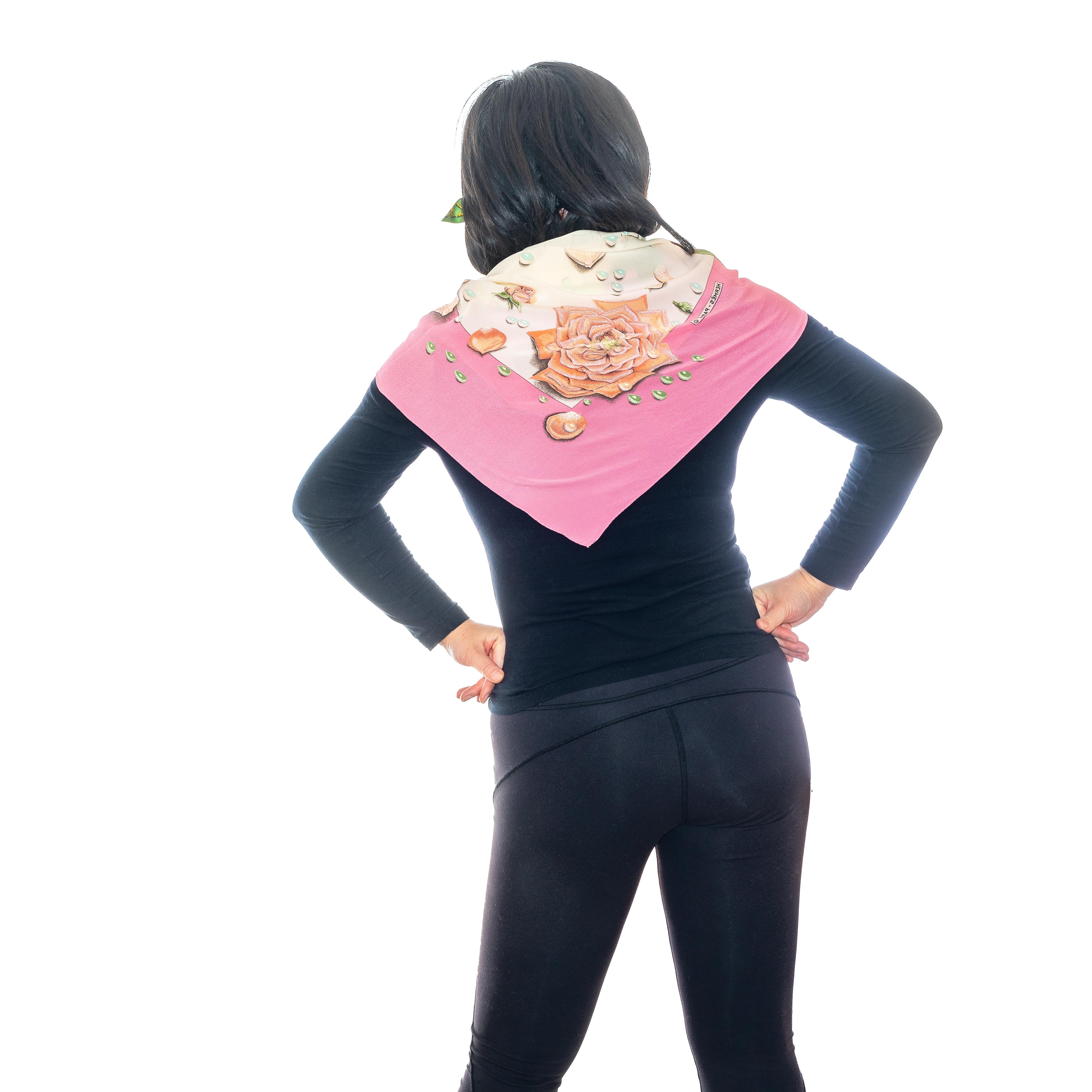 Hermes La Rosee - Scialle di seta 140 - Crepe di seta - Rosa - MWOCT - Raro! in vendita 10